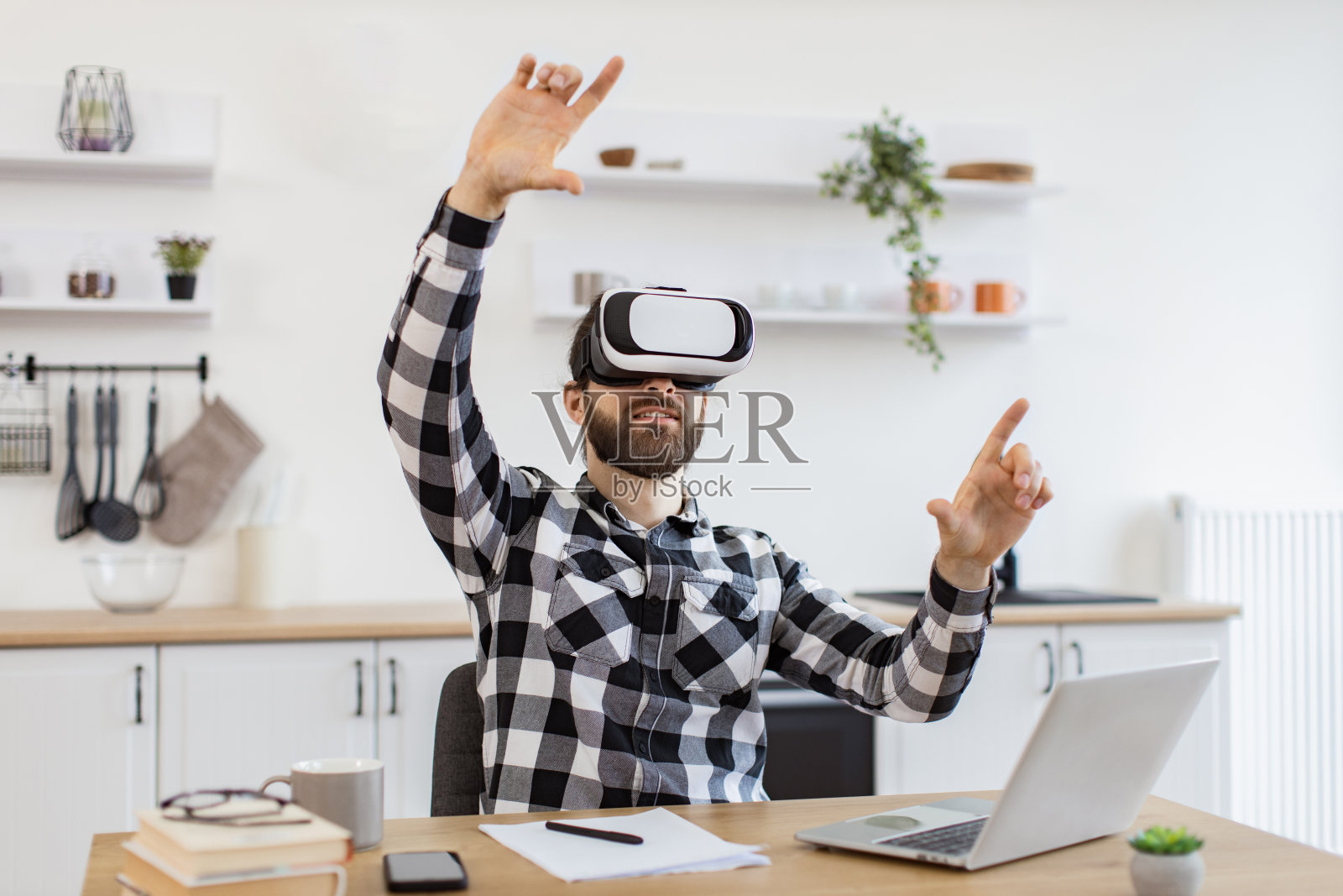 白人技术经理对新的现代设备感到满意。照片摄影图片