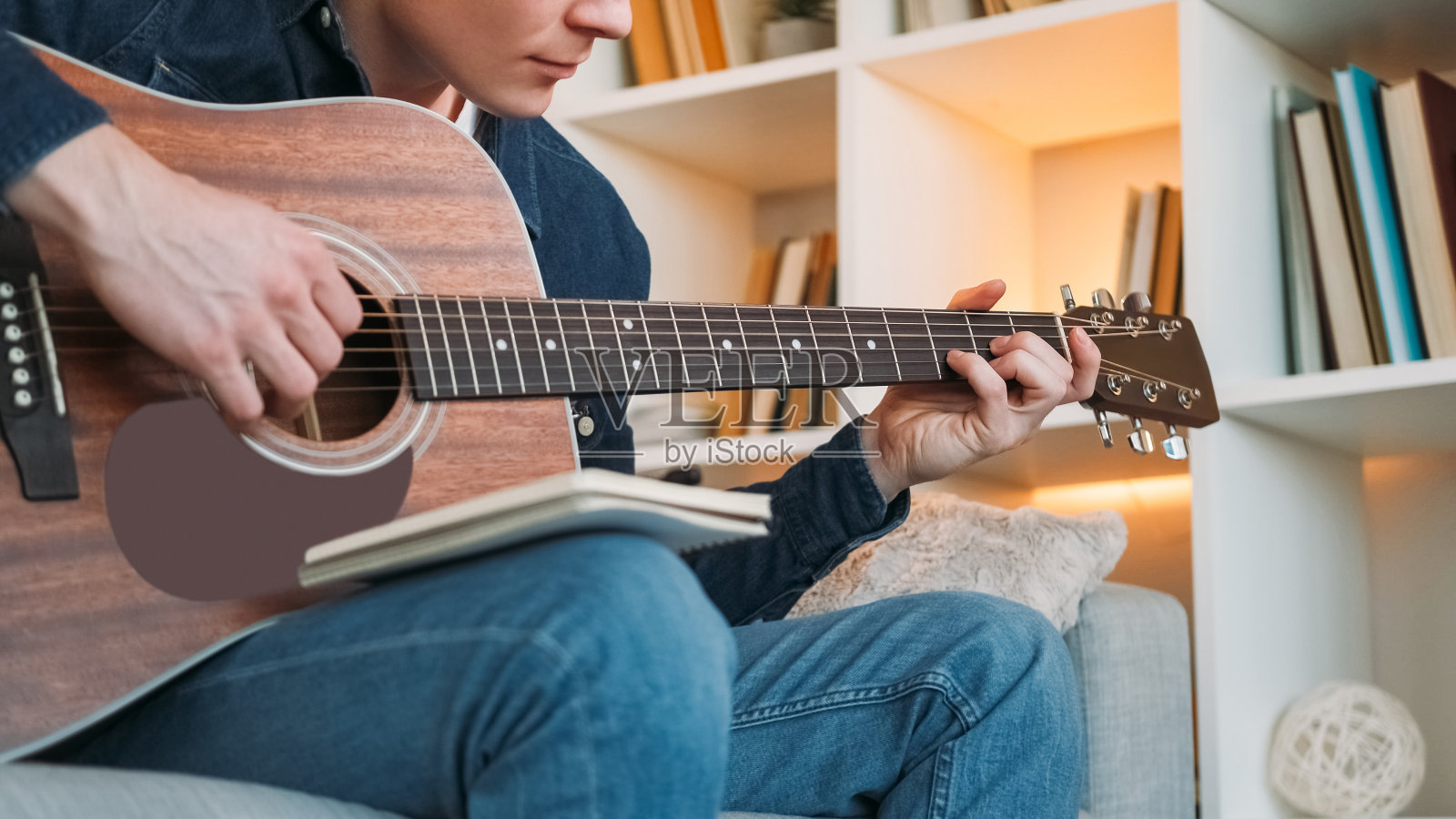 吉他手音乐练习人作曲家照片摄影图片