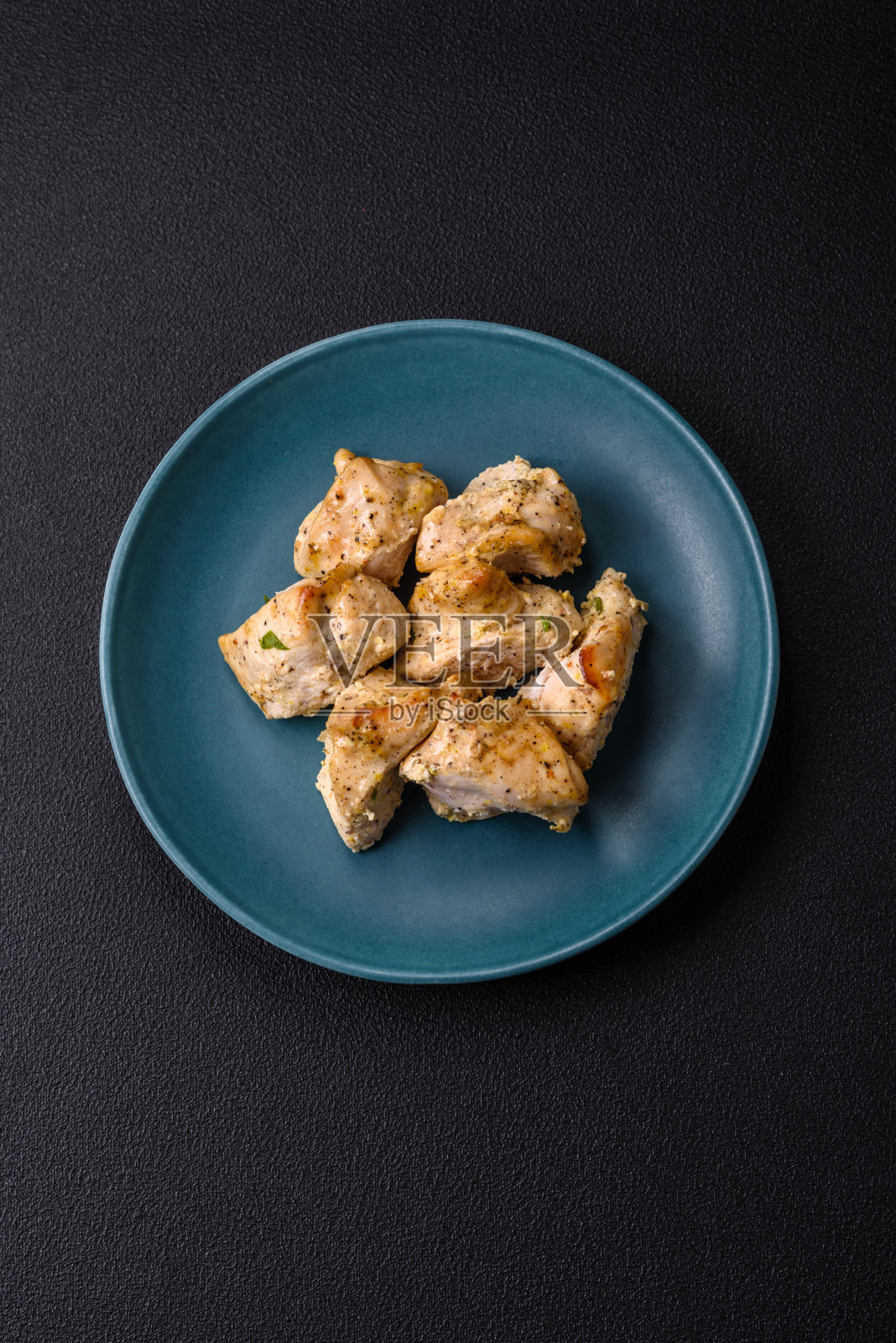 美味的新鲜鸡肉串，配上盐、香料和香草照片摄影图片