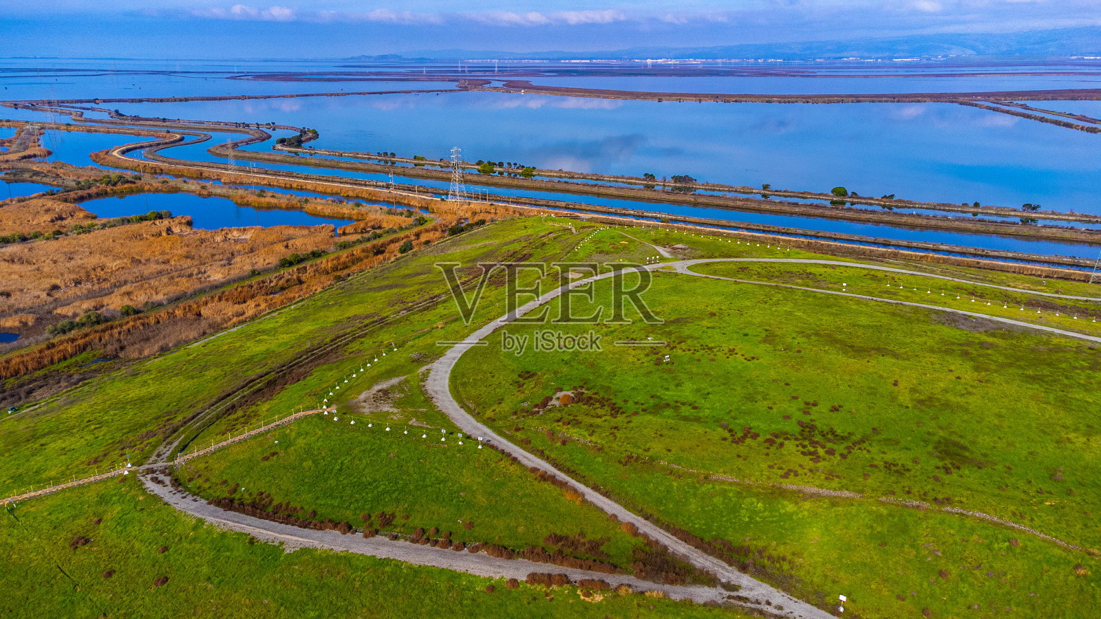 桑尼维尔湾步道鸟瞰图，位于前垃圾填埋场顶部。照片摄影图片