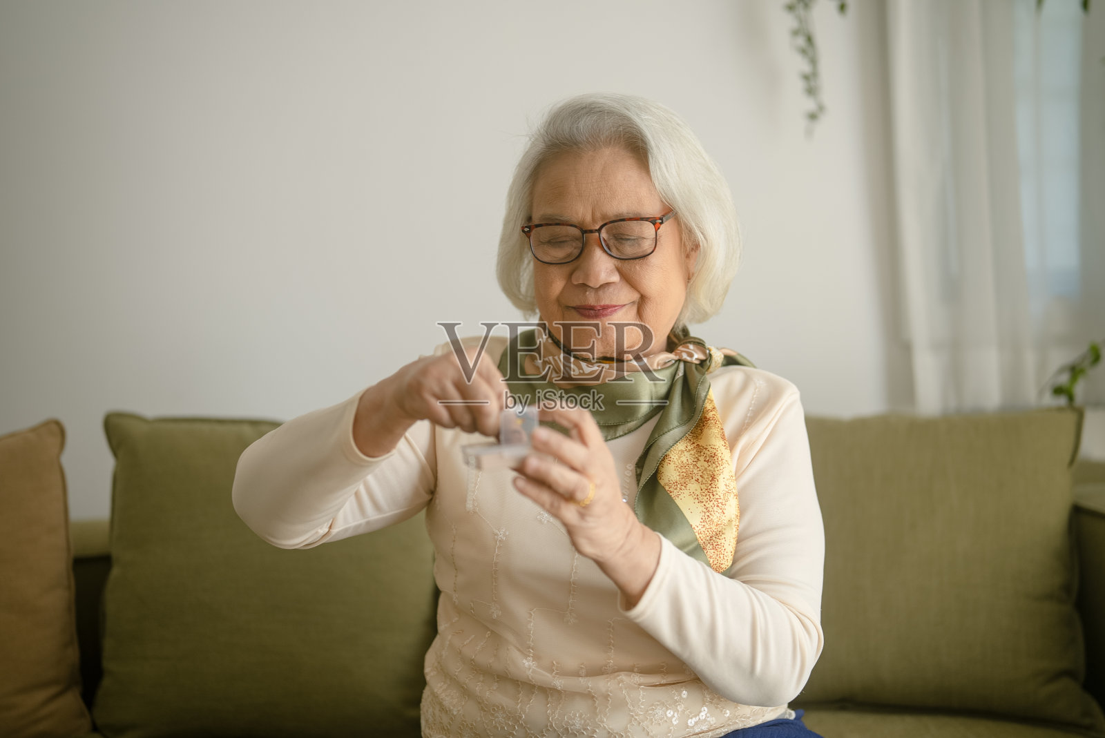亚洲老妇人在家服药以保持健康。照片摄影图片