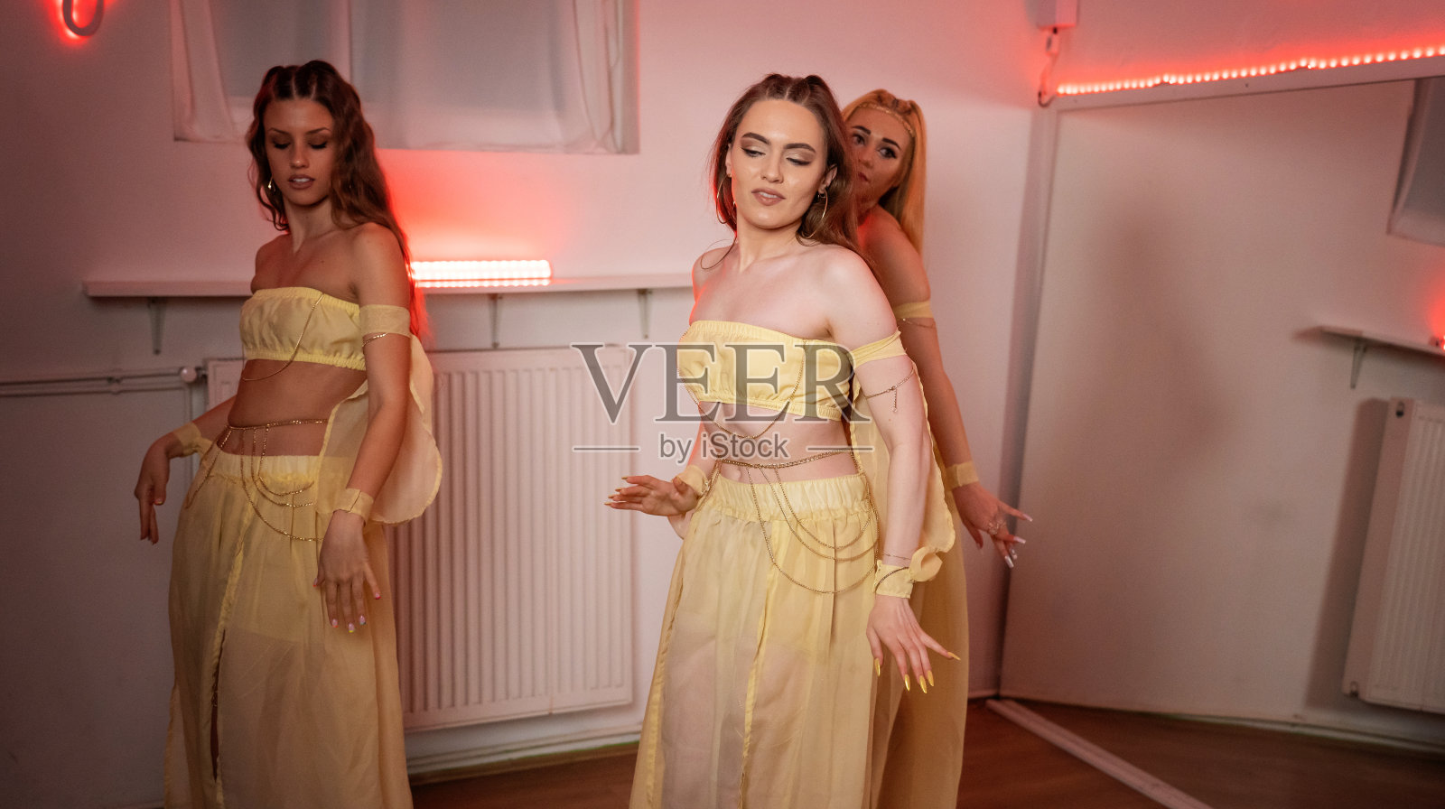 年轻漂亮的女舞者在舞蹈棚里练习舞蹈编排照片摄影图片