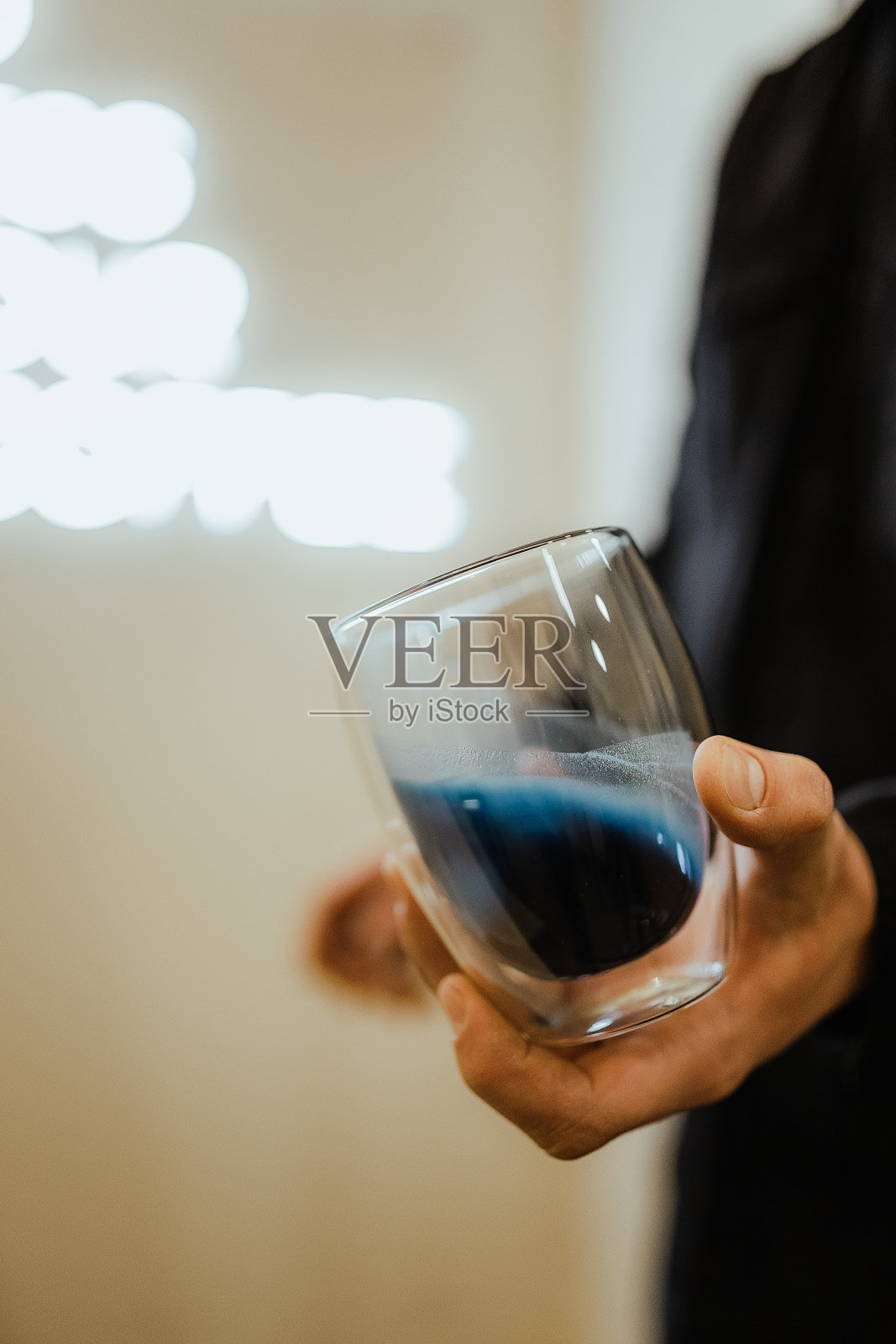 在咖啡店里喝杯美味的咖啡，加咖啡豆的拿铁照片摄影图片