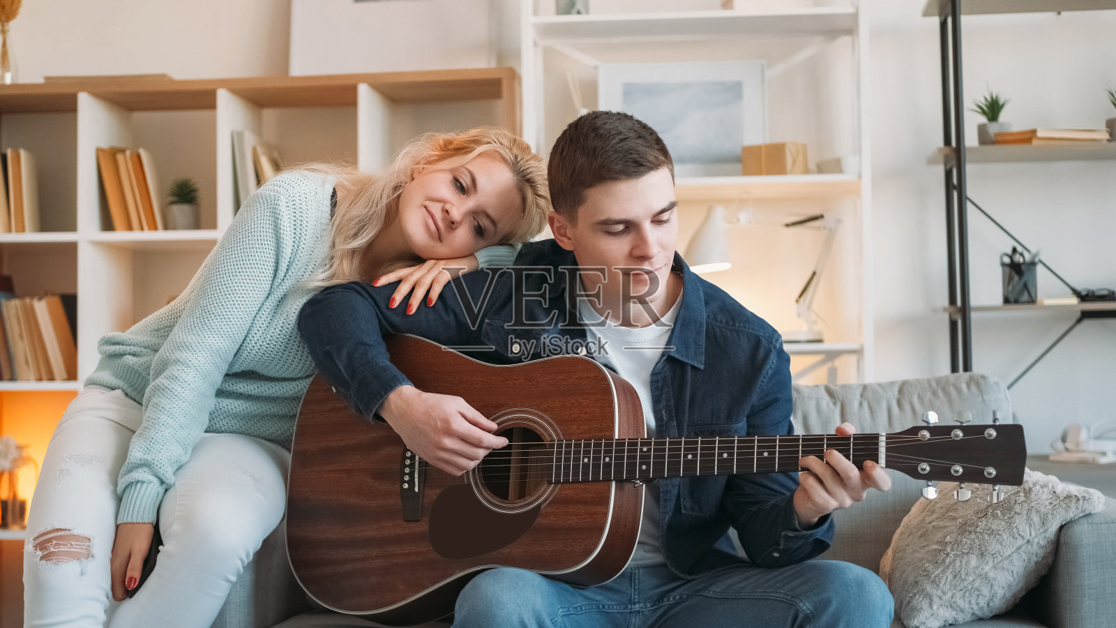 音乐关系周末男人吉他女人回家照片摄影图片