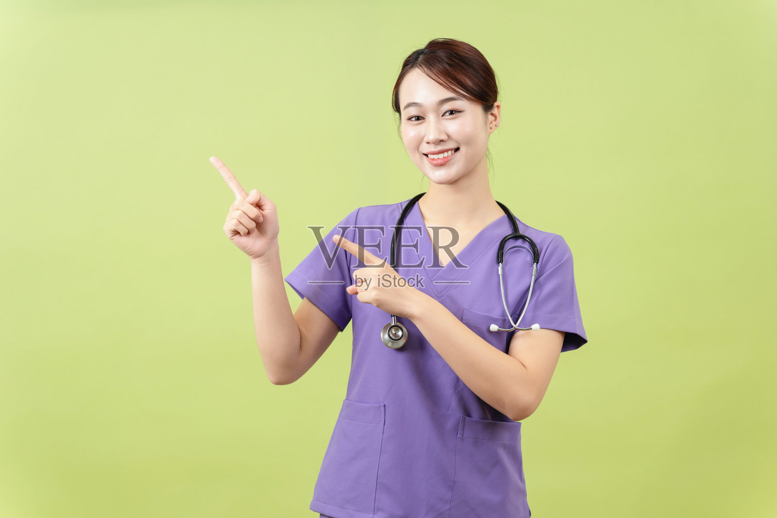 绿色背景的年轻亚洲女医生的照片照片摄影图片