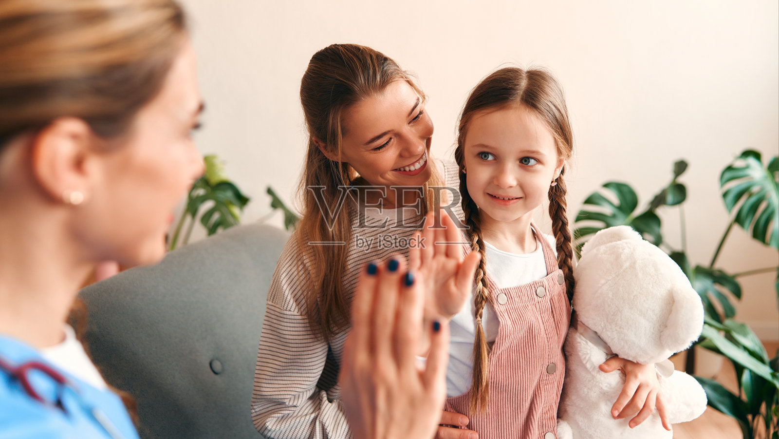 家庭医生来到病人家里照片摄影图片