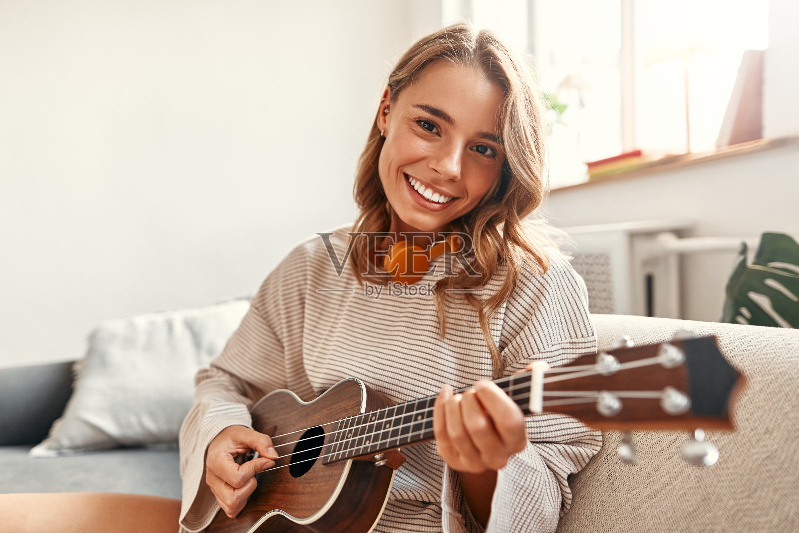 在家的女人照片摄影图片