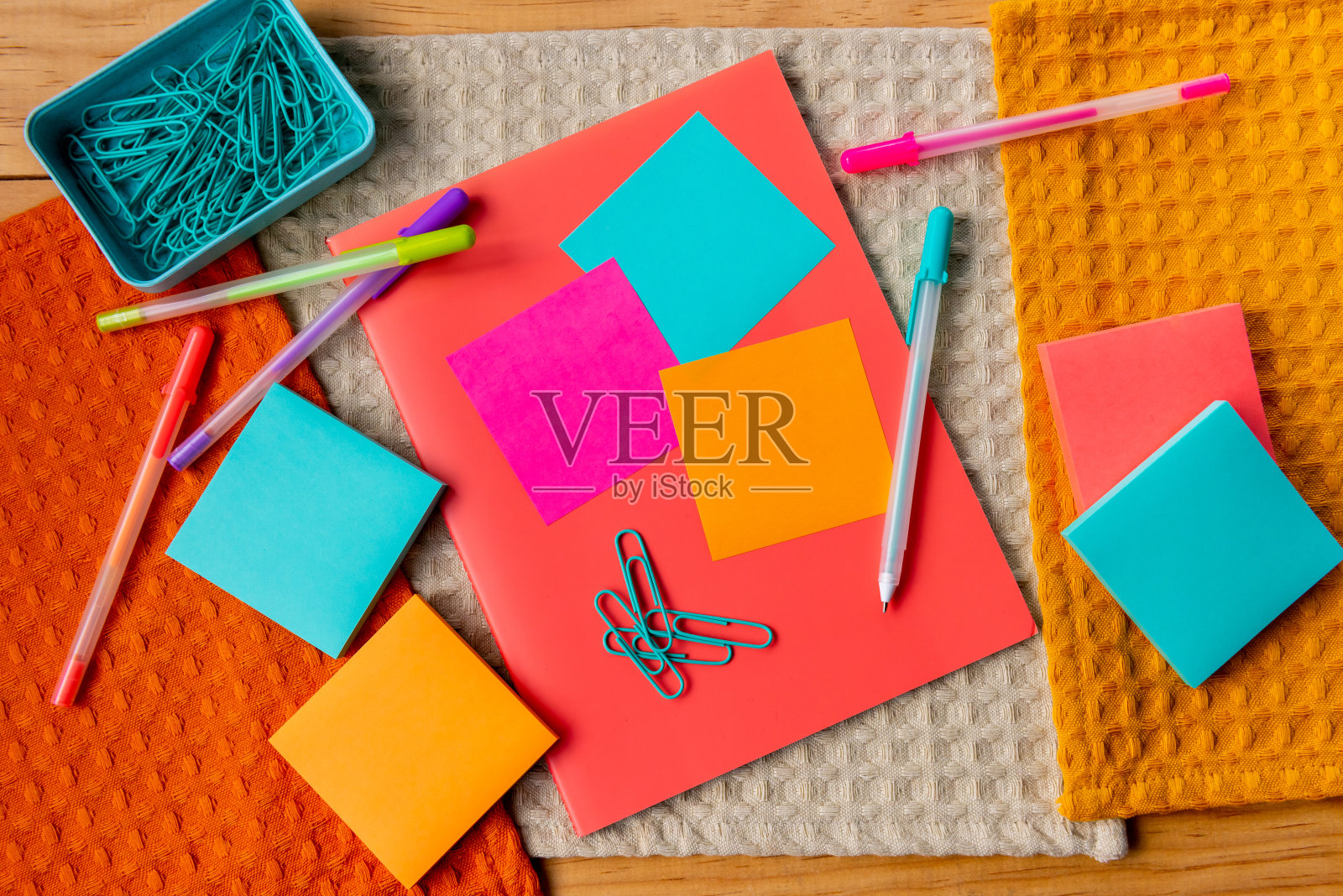 在家庭工作室用便利贴工作照片摄影图片