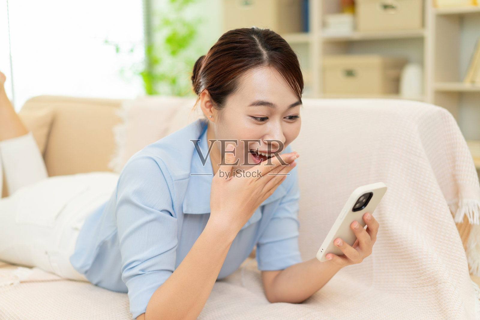 年轻亚洲妇女在家的照片照片摄影图片