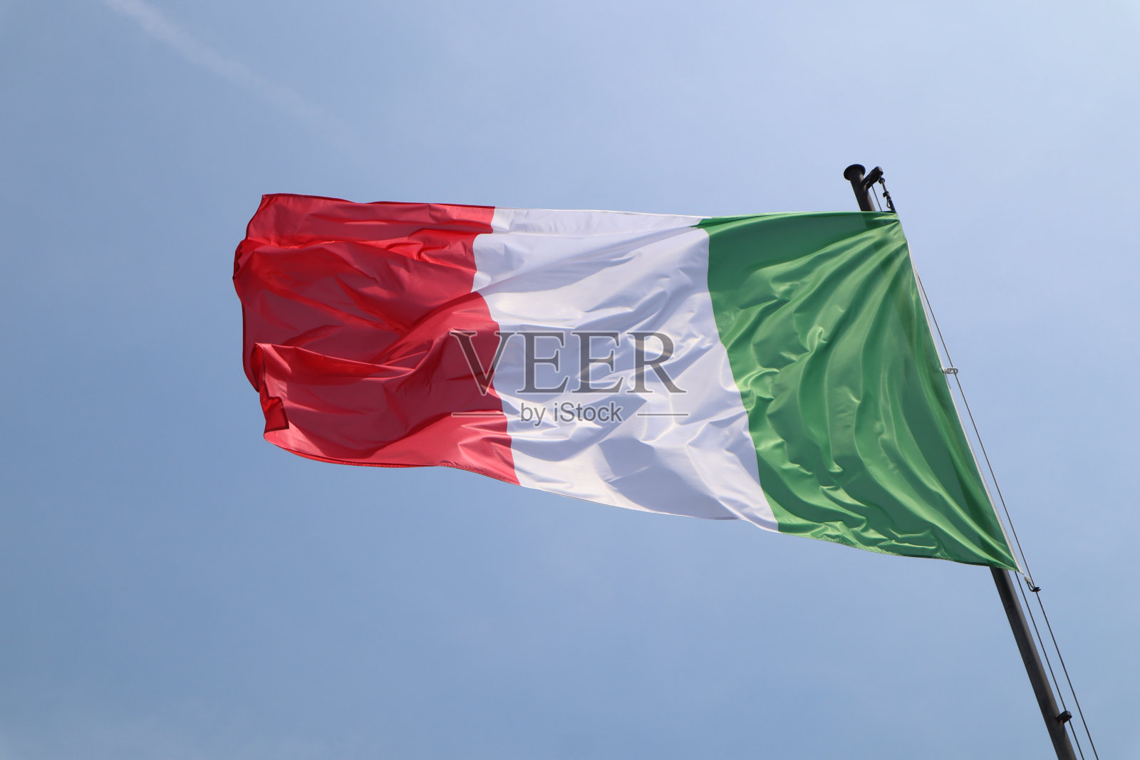 意大利国旗映衬着晴朗的蓝天照片摄影图片