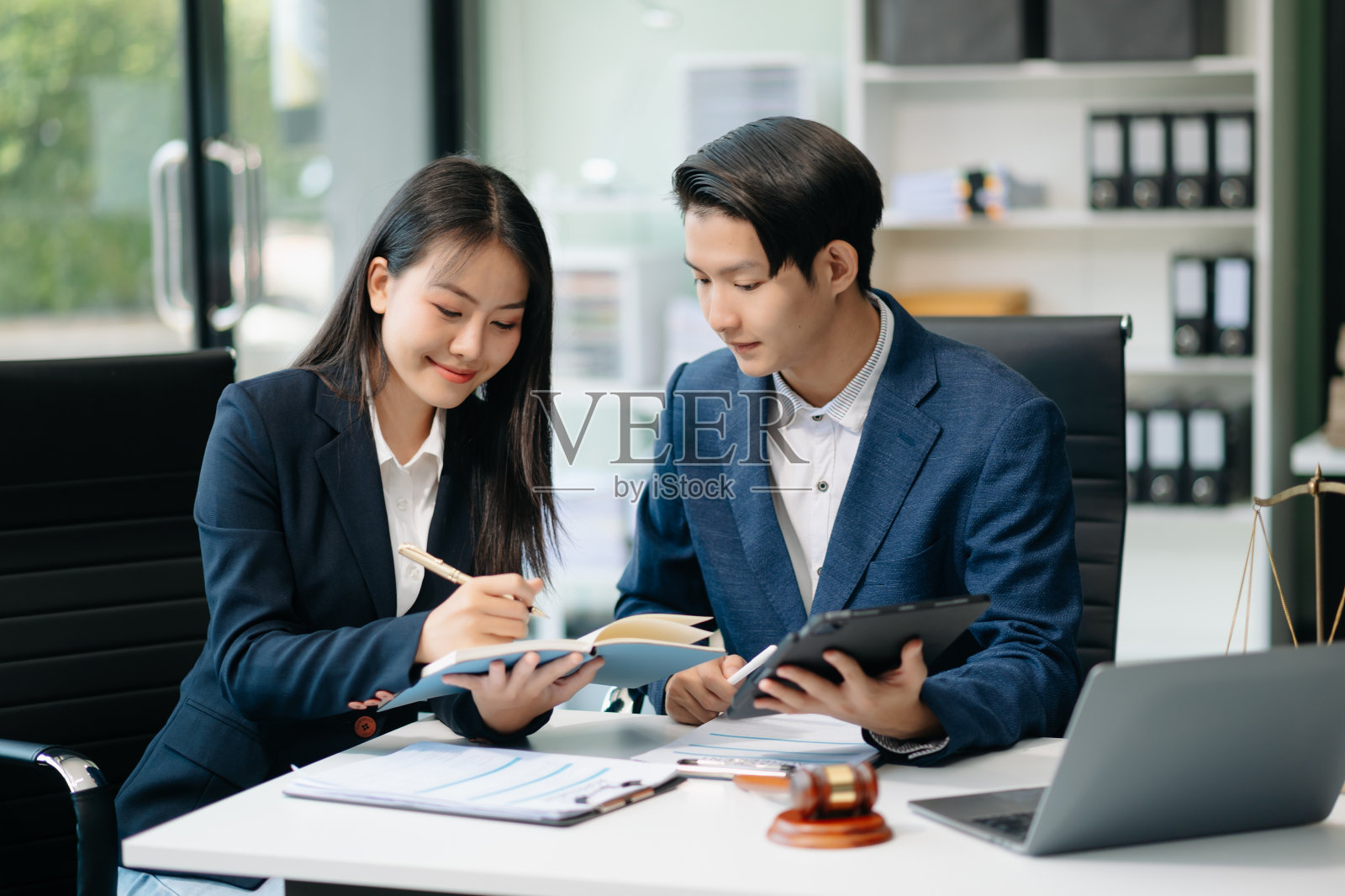 亚洲商务团队和律师讨论合同文件照片摄影图片