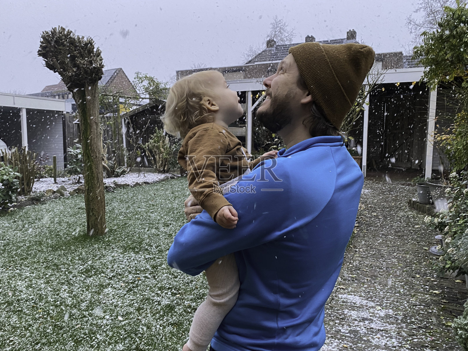 宝贝，看着这个季节的第一片雪花照片摄影图片