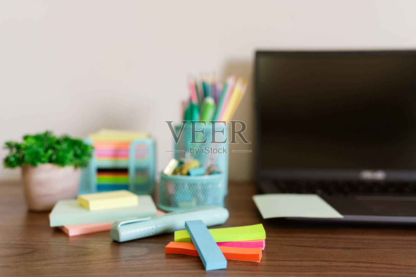 详细的页面标记和各种办公用品在桌子上照片摄影图片