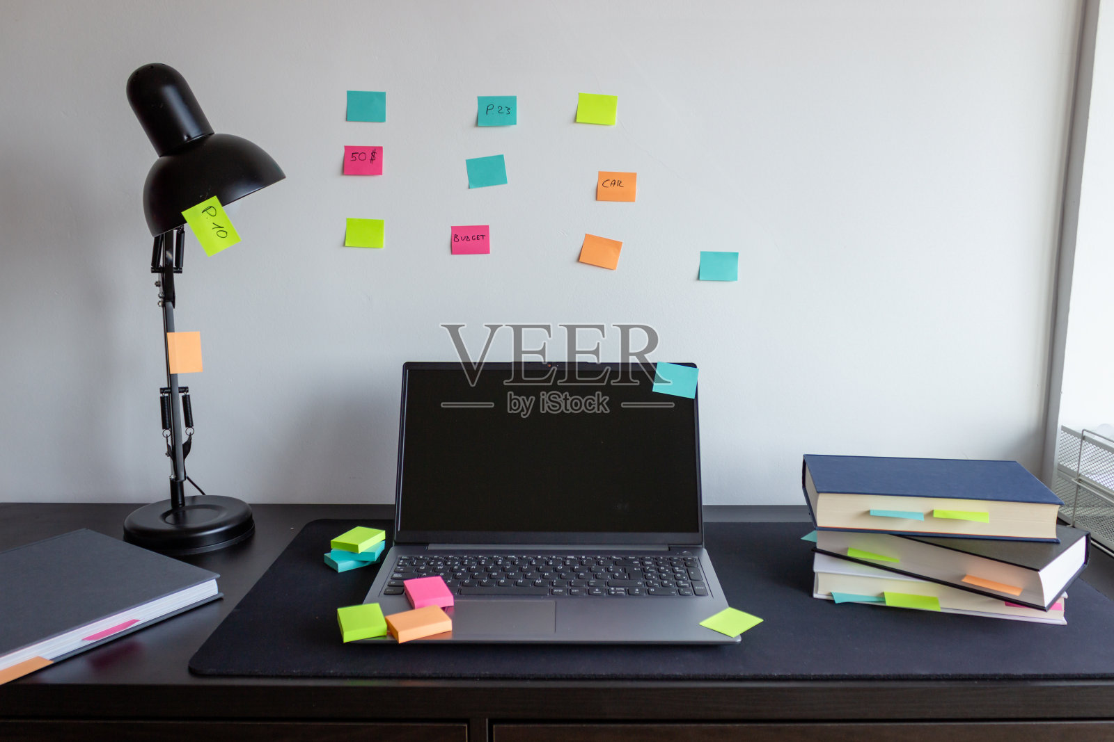 家庭办公空间与笔记本电脑和笔记照片摄影图片