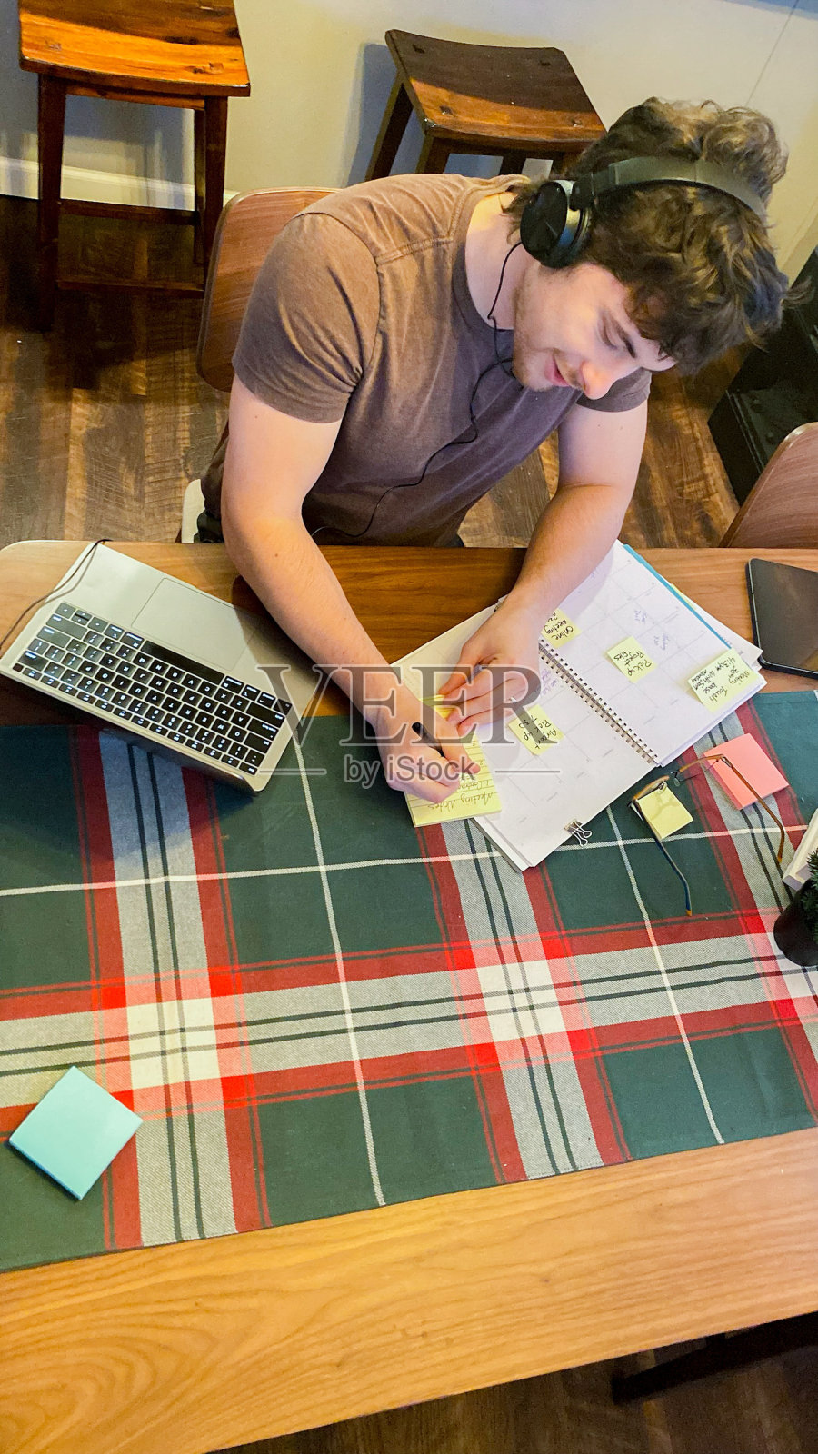 30岁的老人在远程工作时使用便签照片摄影图片