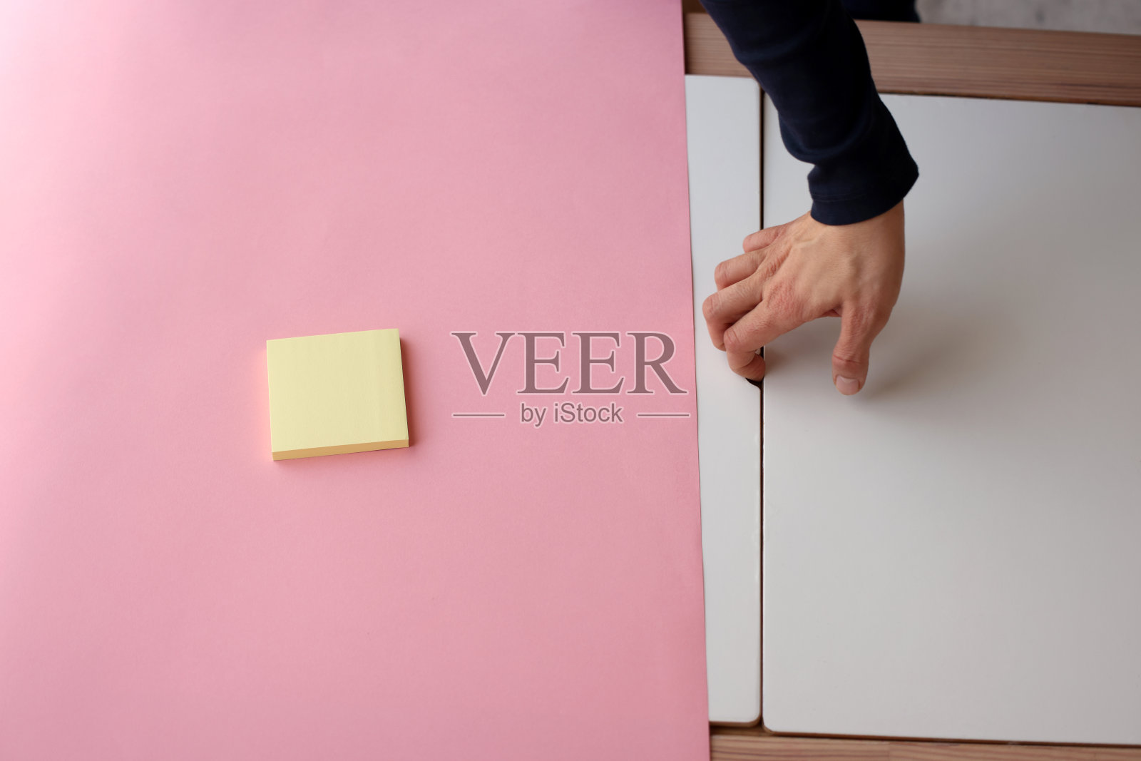 女人手里拿着不干胶便条纸照片摄影图片