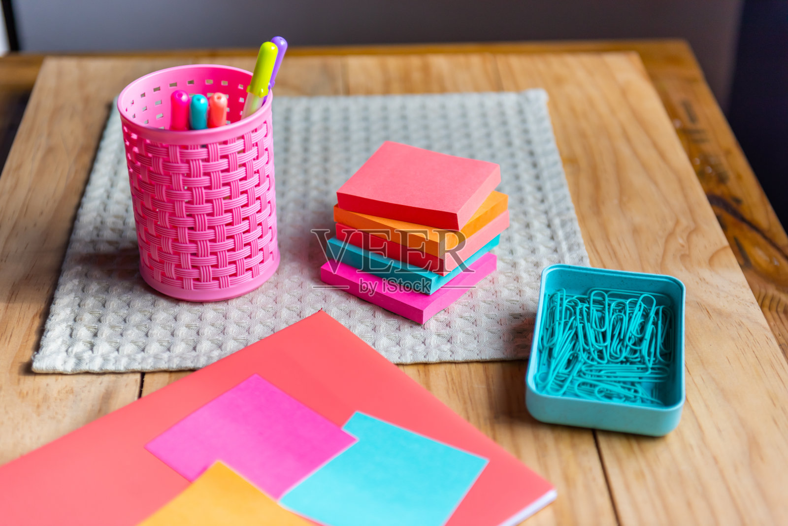 在家庭工作室用便利贴工作照片摄影图片