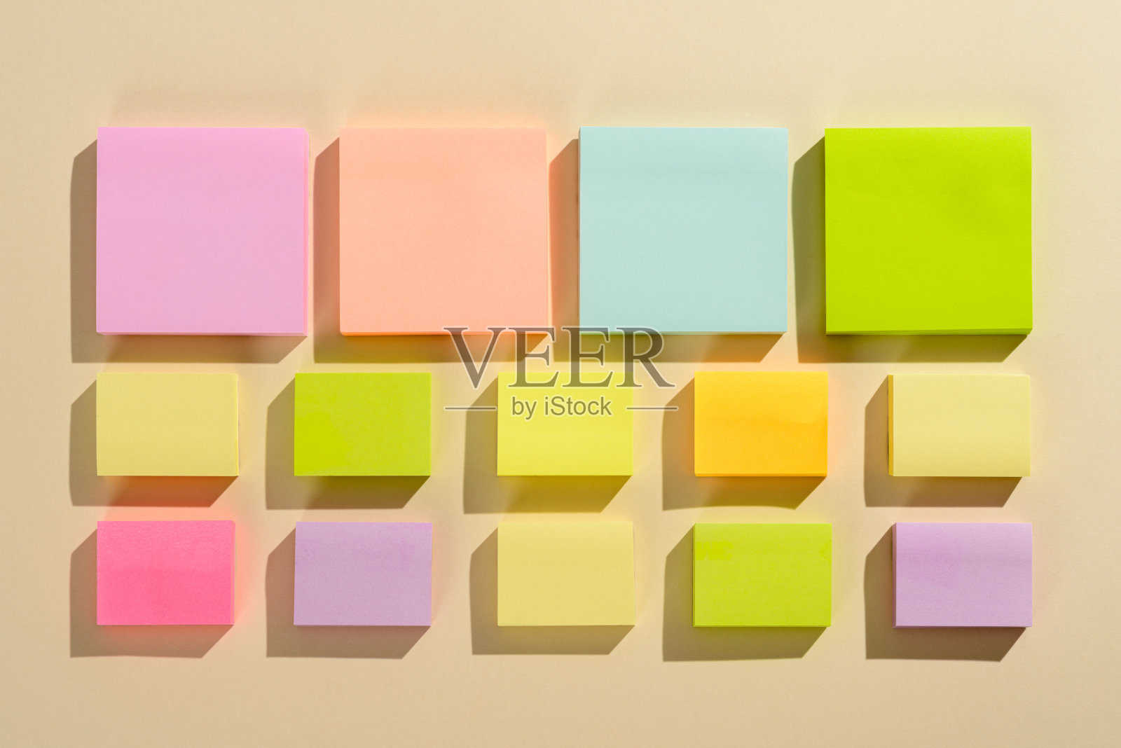 在背景上以水平位置排列的几个页面标记照片摄影图片