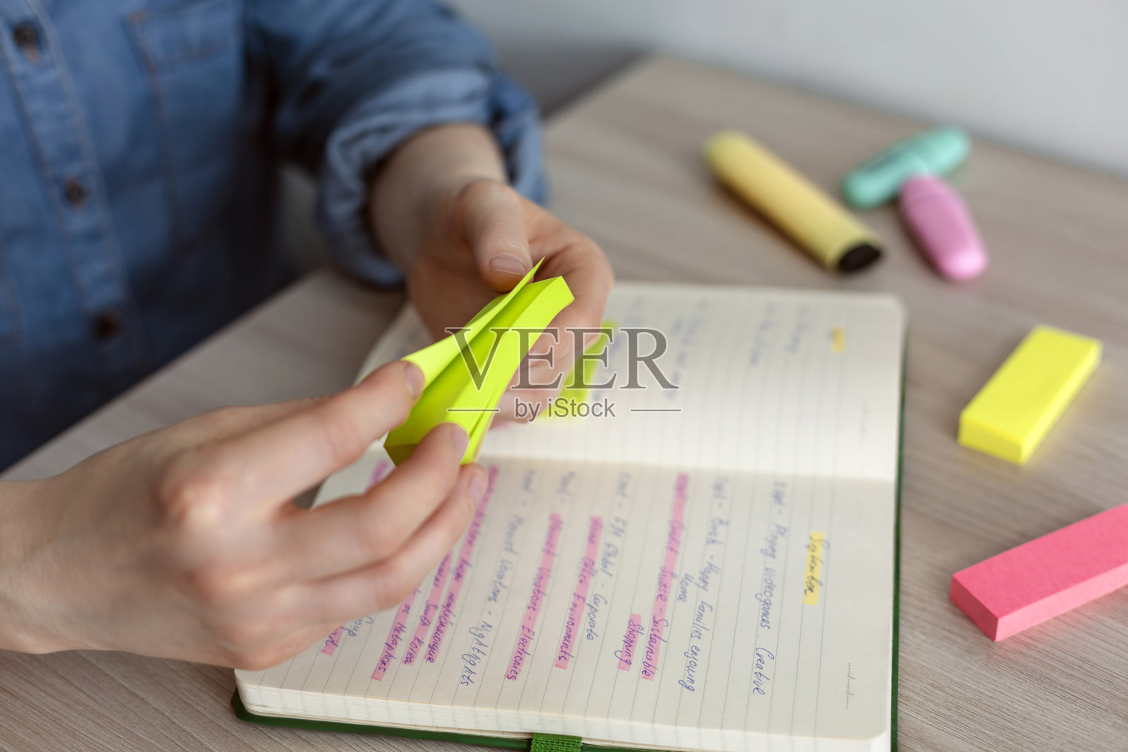 用彩色编码粘纸组织议程，以便进行时间管理照片摄影图片