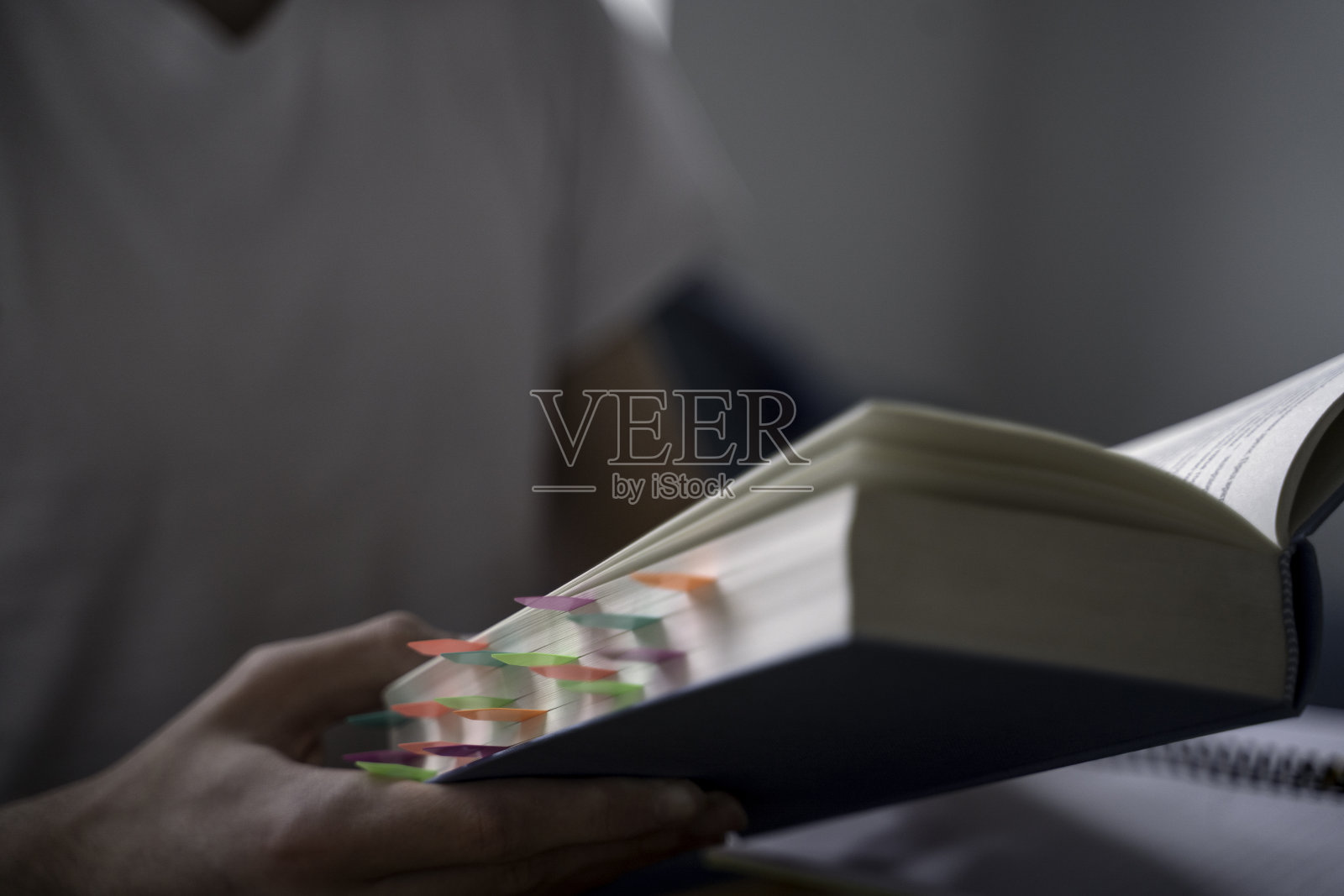 有便利贴的书。照片摄影图片