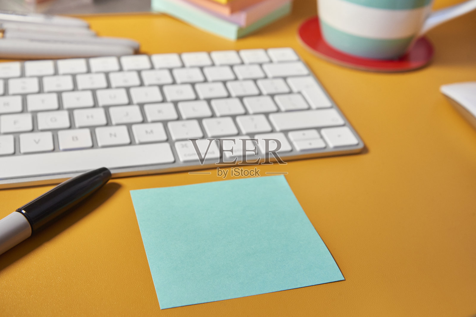 桌子上的空白便利贴照片摄影图片