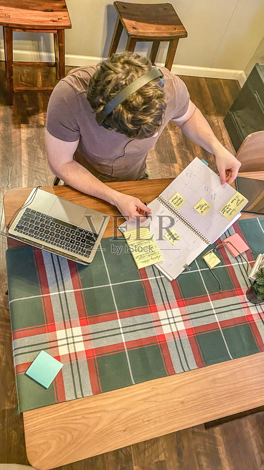 30岁的老人在远程工作时使用便签照片摄影图片