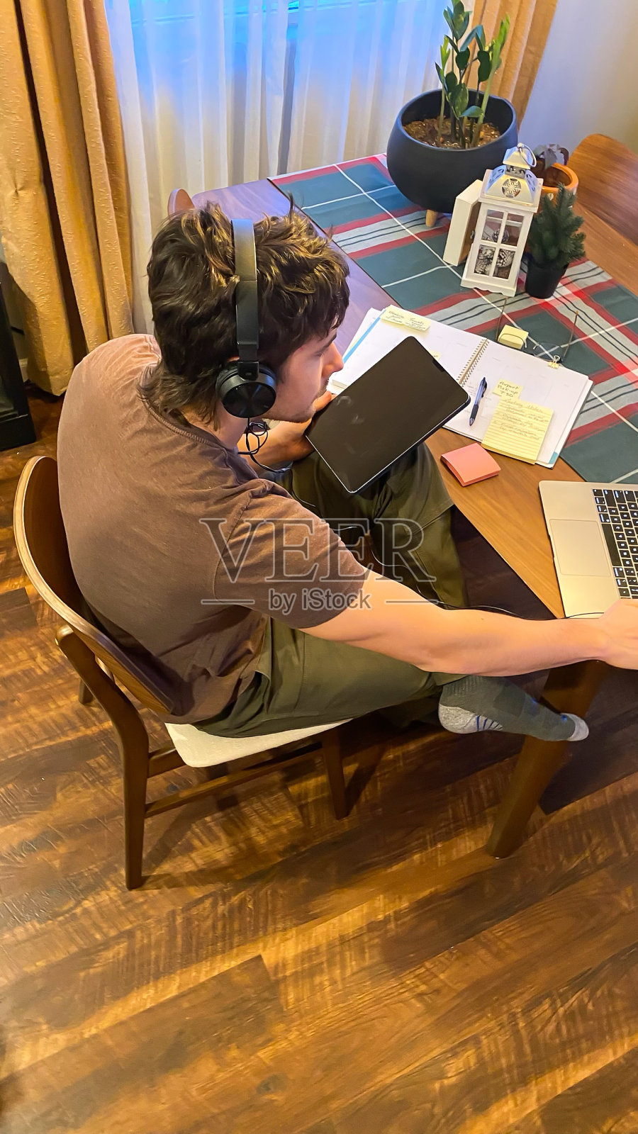 30岁的老人在远程工作时使用便签照片摄影图片