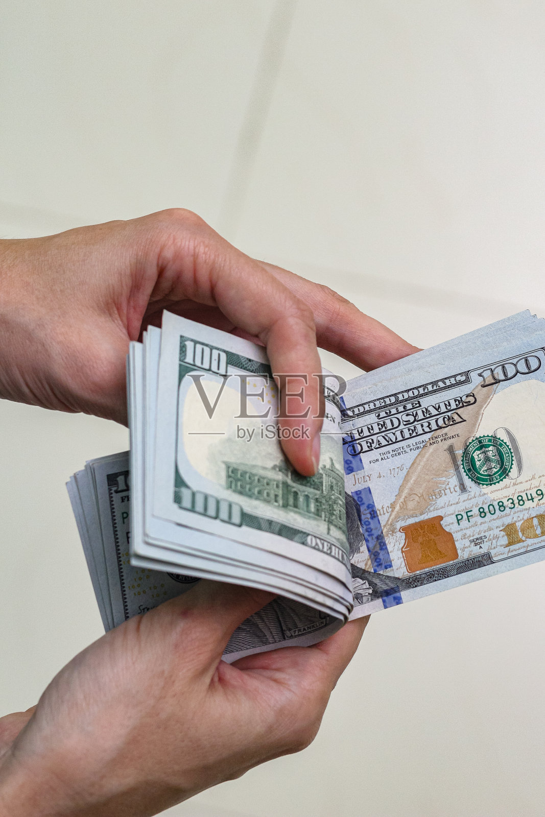 手持美元钞票的特写镜头。照片摄影图片