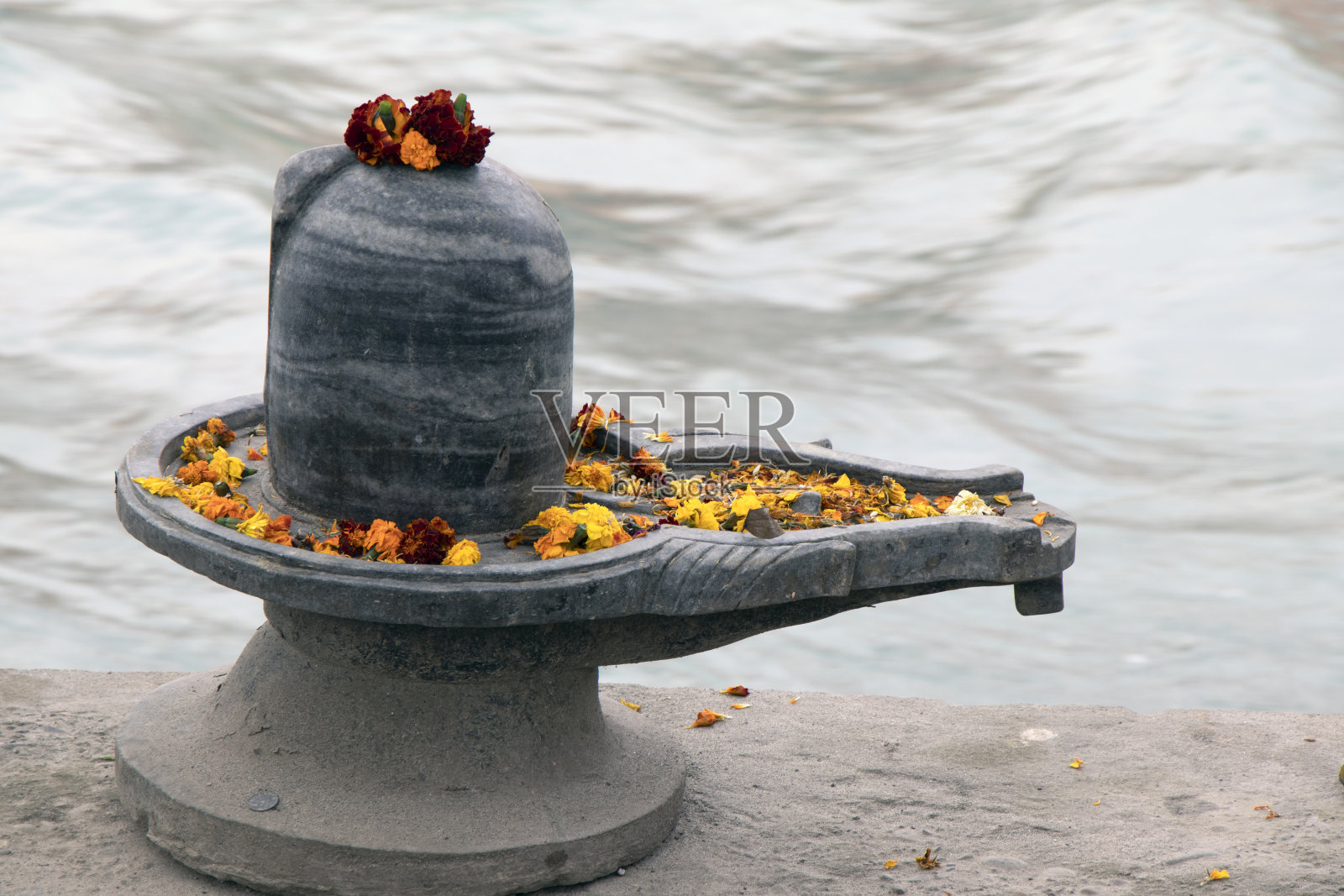 印度教湿婆神手持三叉戟的形象。照片摄影图片