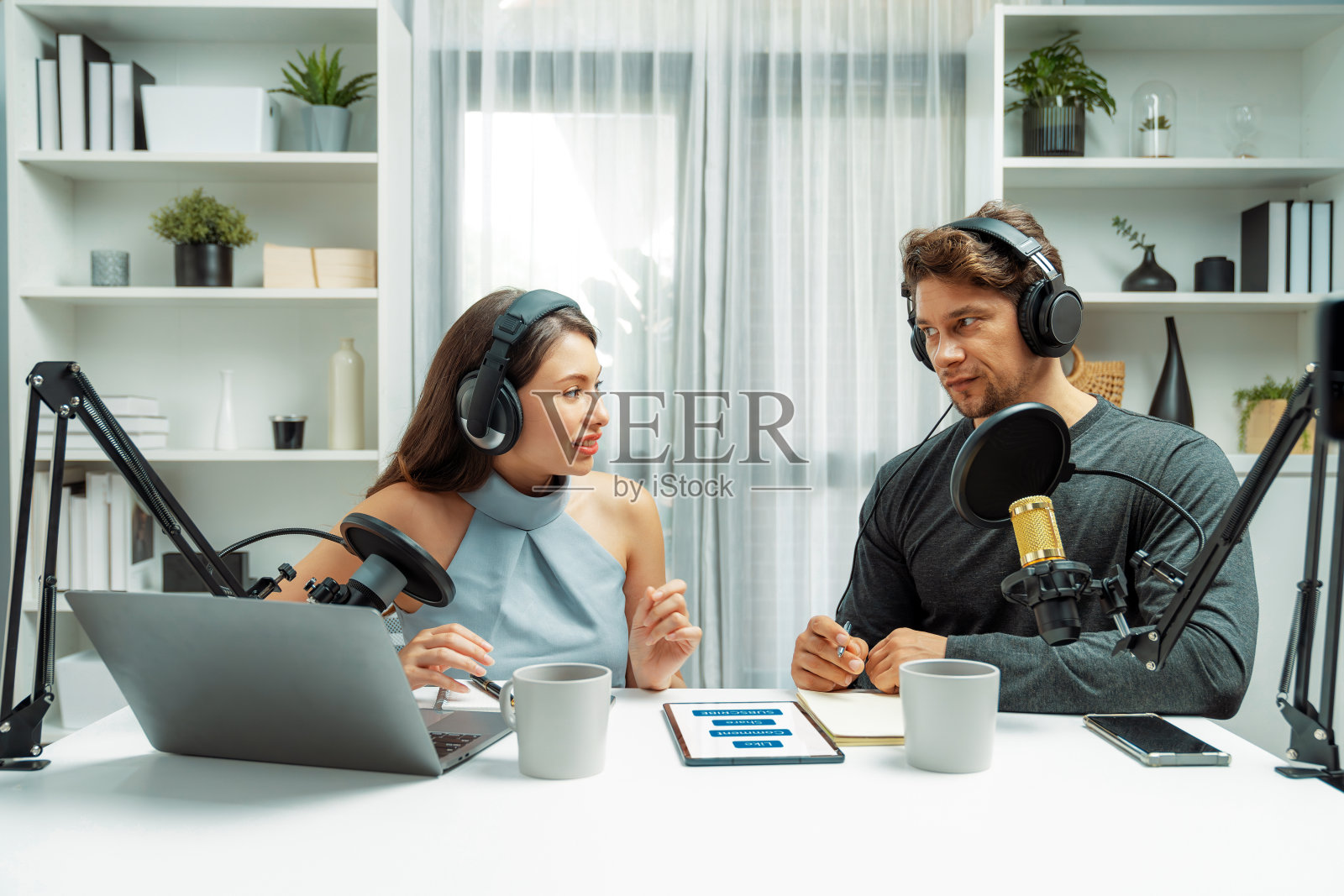 主持频道主持人一起讨论，提出建议。假设。照片摄影图片