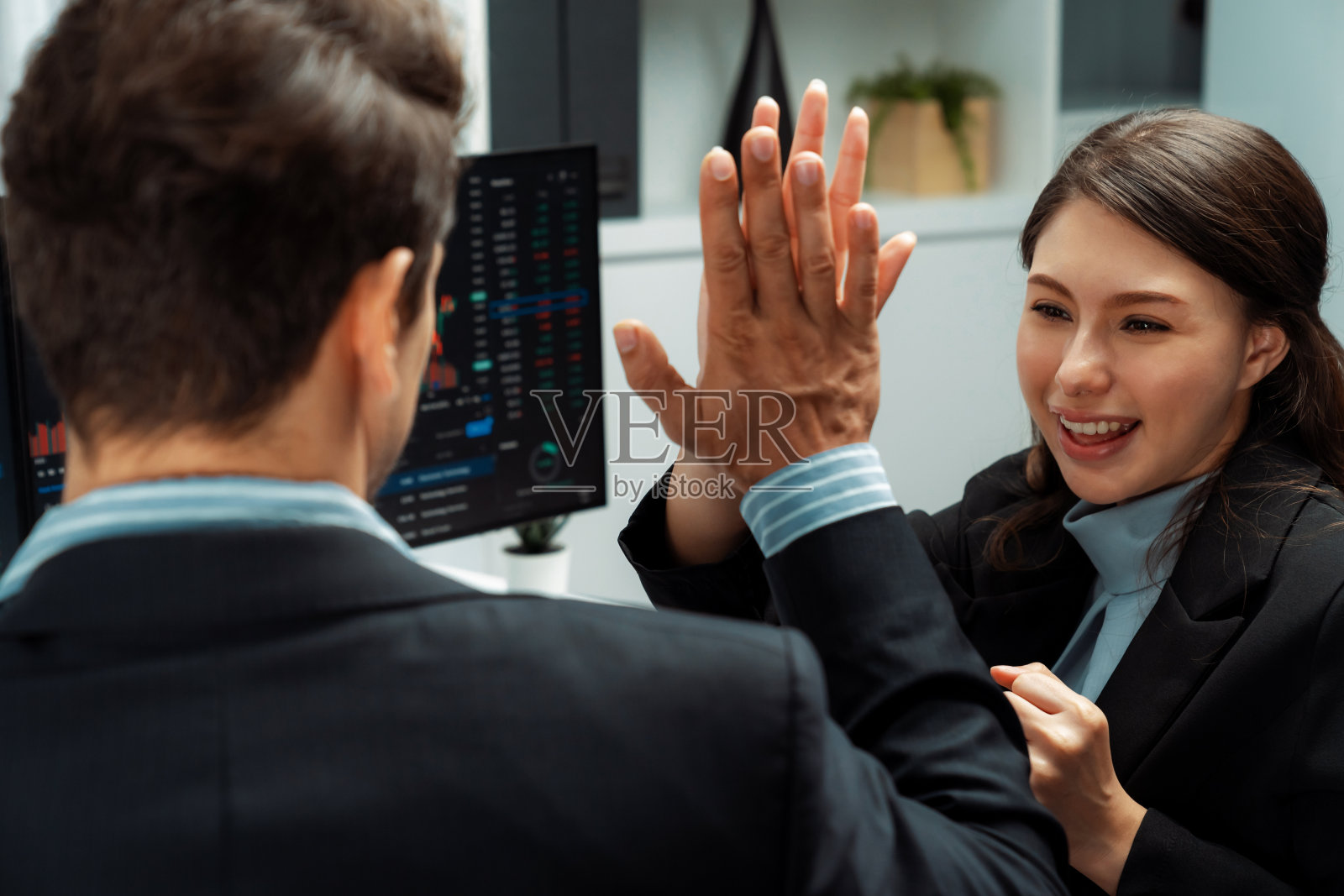 成功的交易者用拳头击掌赚取利润。假设。照片摄影图片