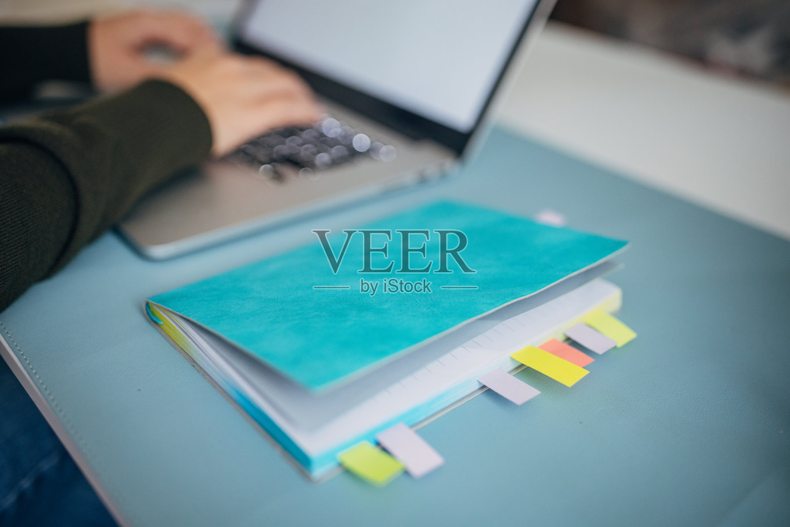 宁静的家庭办公室与便利贴照片摄影图片