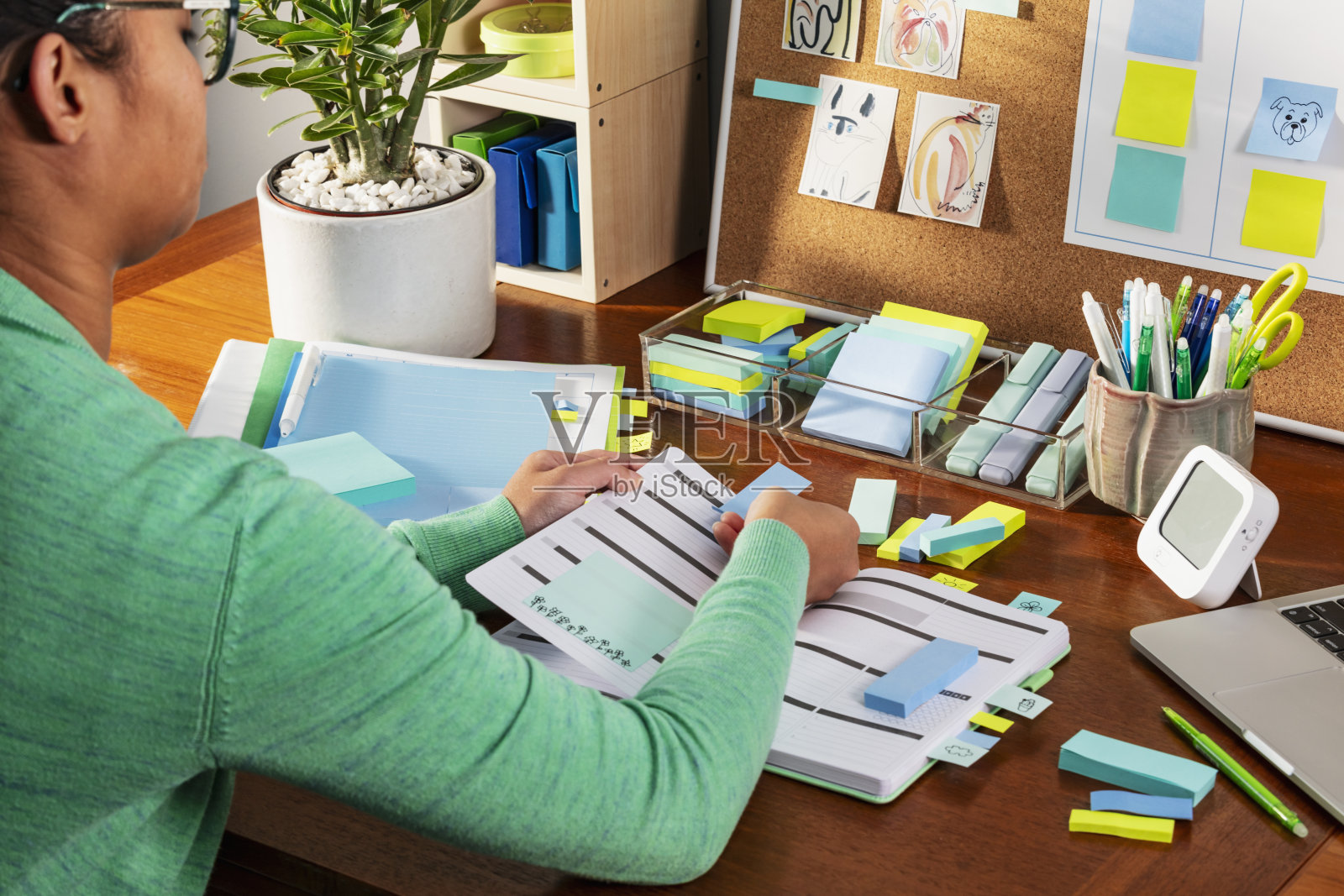 年轻的亚洲女子把书签放在个人记事本上照片摄影图片