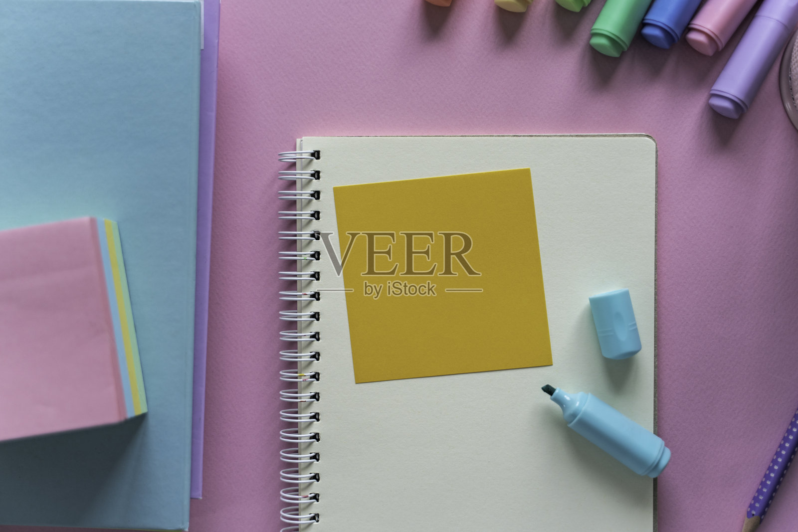 俯视图办公桌，办公用品和便利贴。照片摄影图片