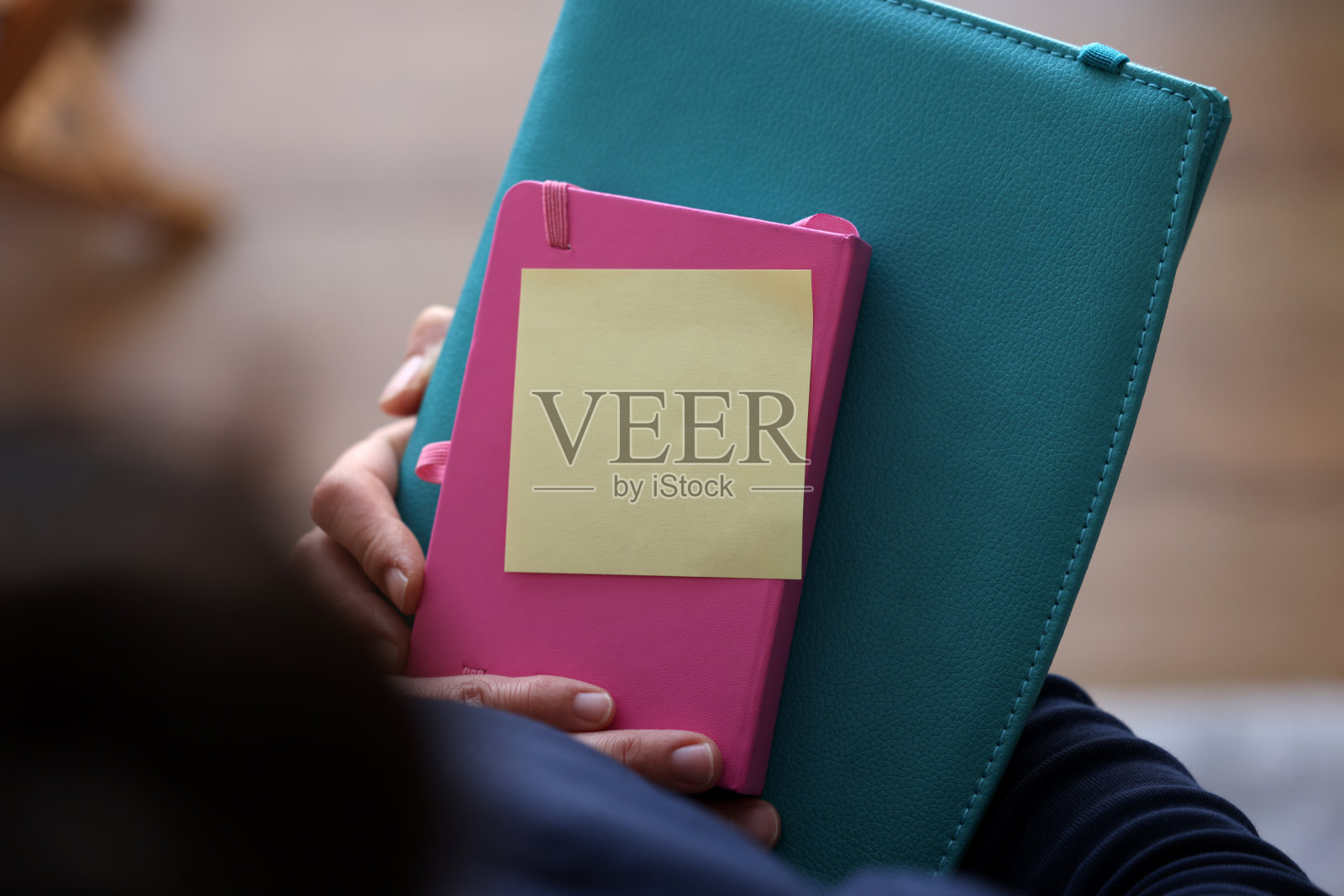 女人手里拿着不干胶便条纸照片摄影图片