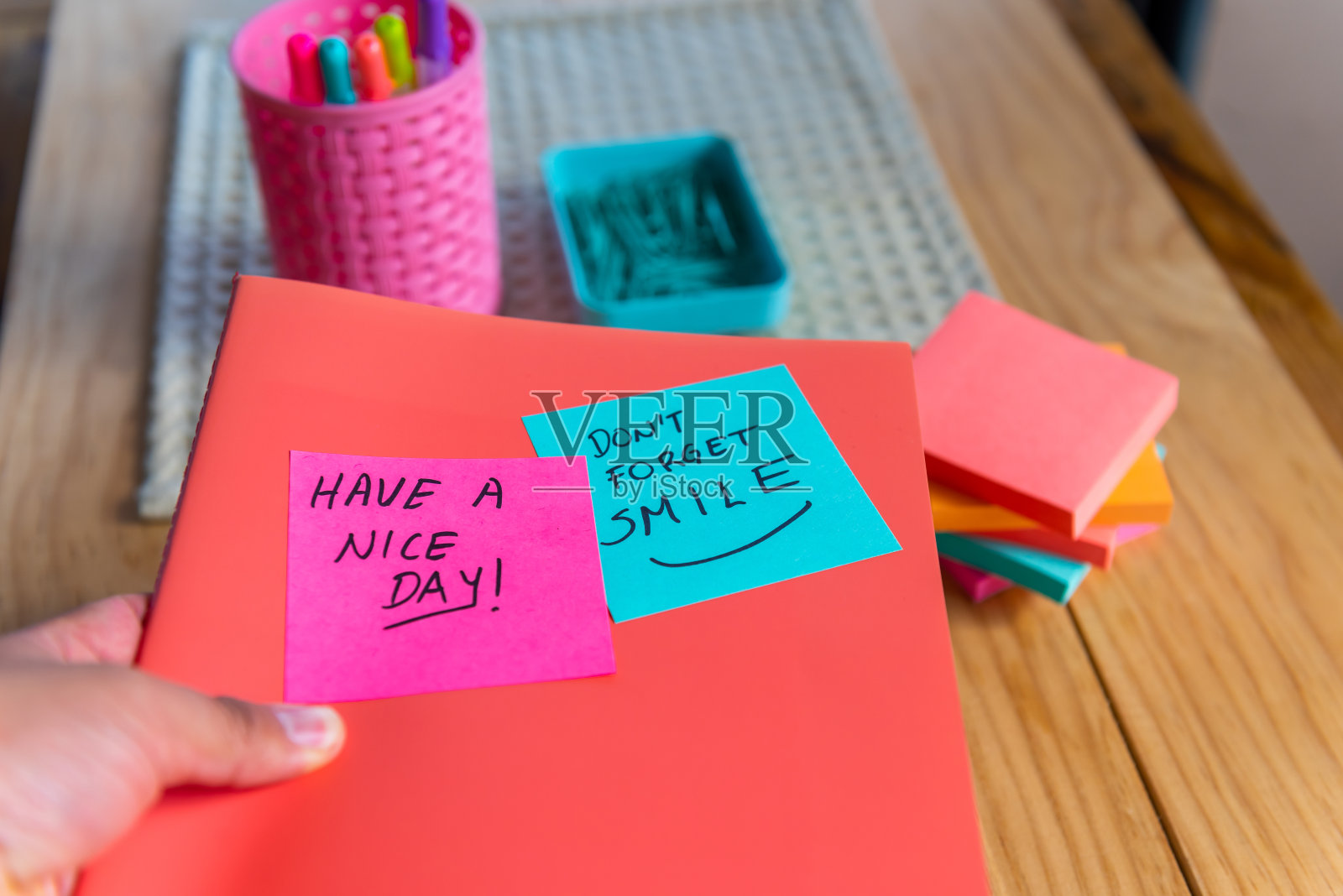 在家庭工作室用便利贴工作照片摄影图片