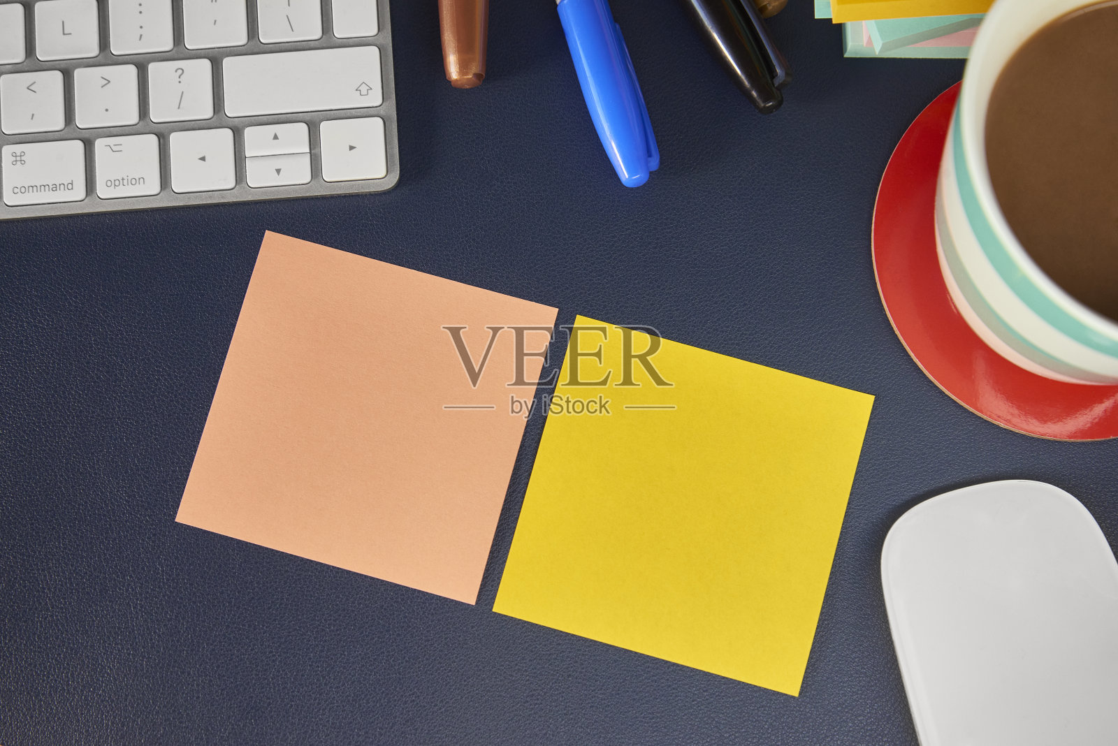 桌上有两张空白便利贴照片摄影图片