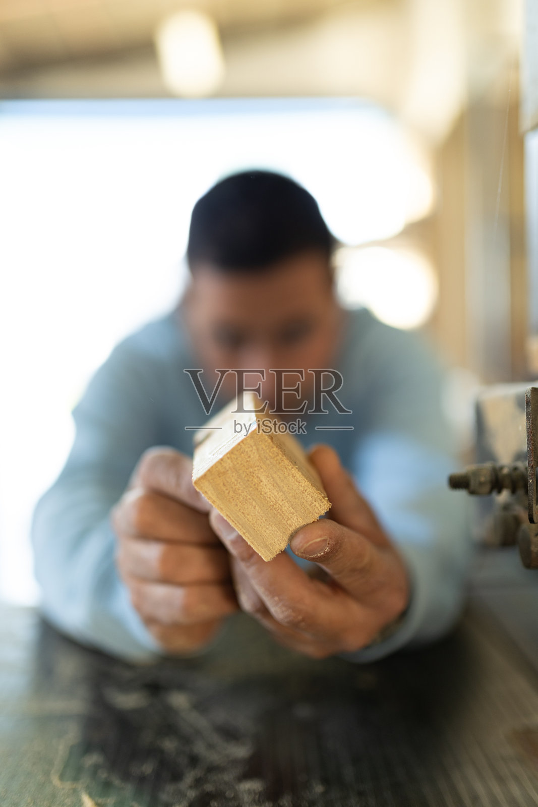 在木工店工作的人照片摄影图片