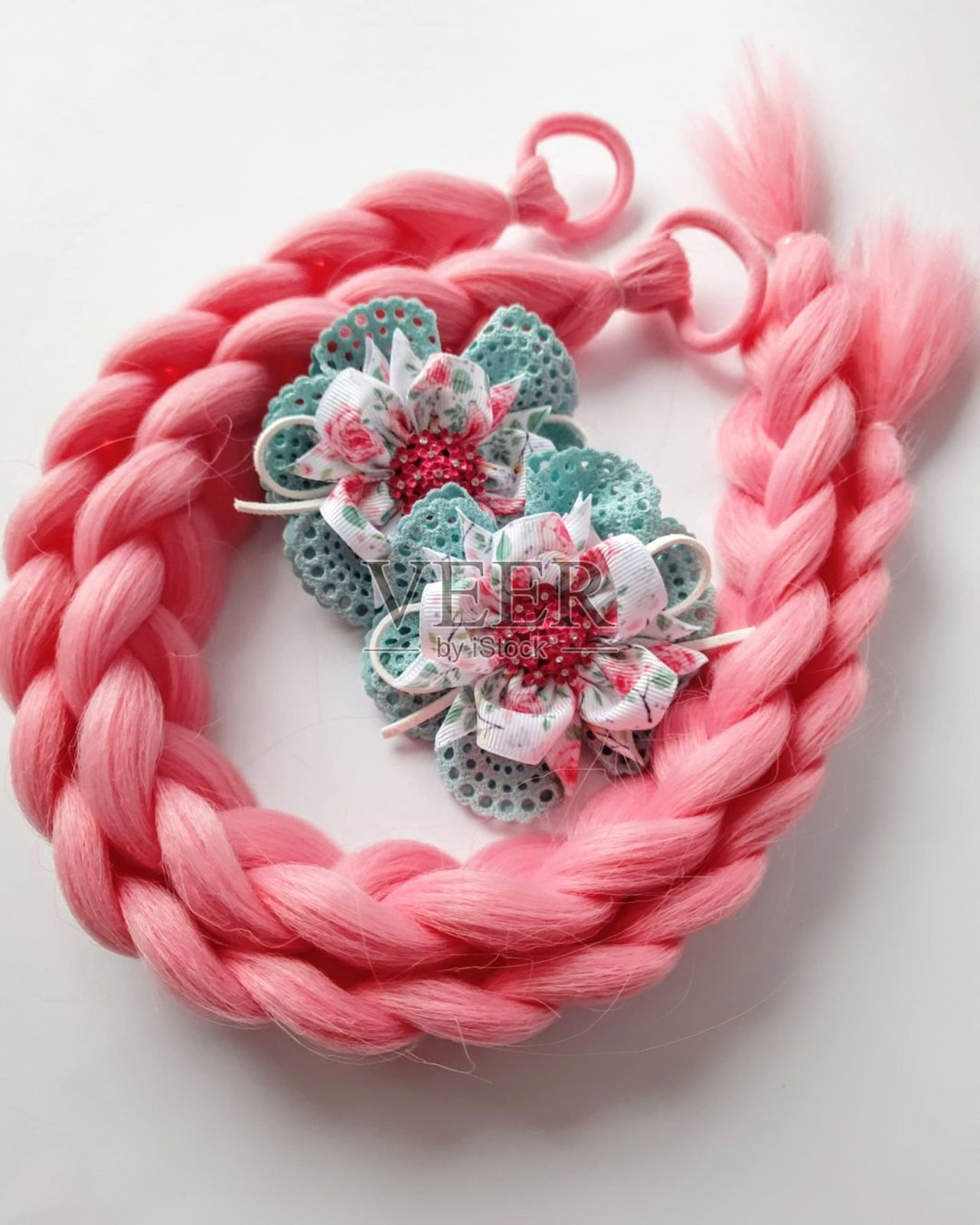 带尾巴的蕾丝蝴蝶结照片摄影图片