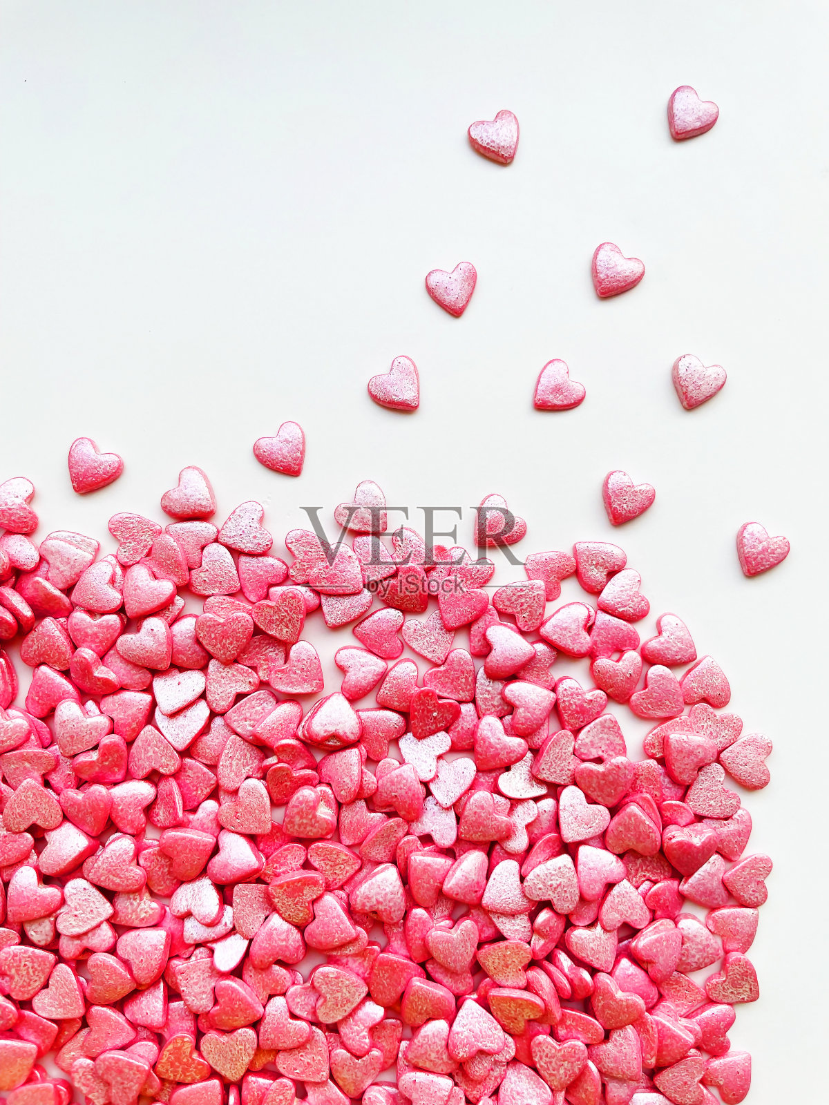很多装饰用的粉色心形小糖果照片摄影图片