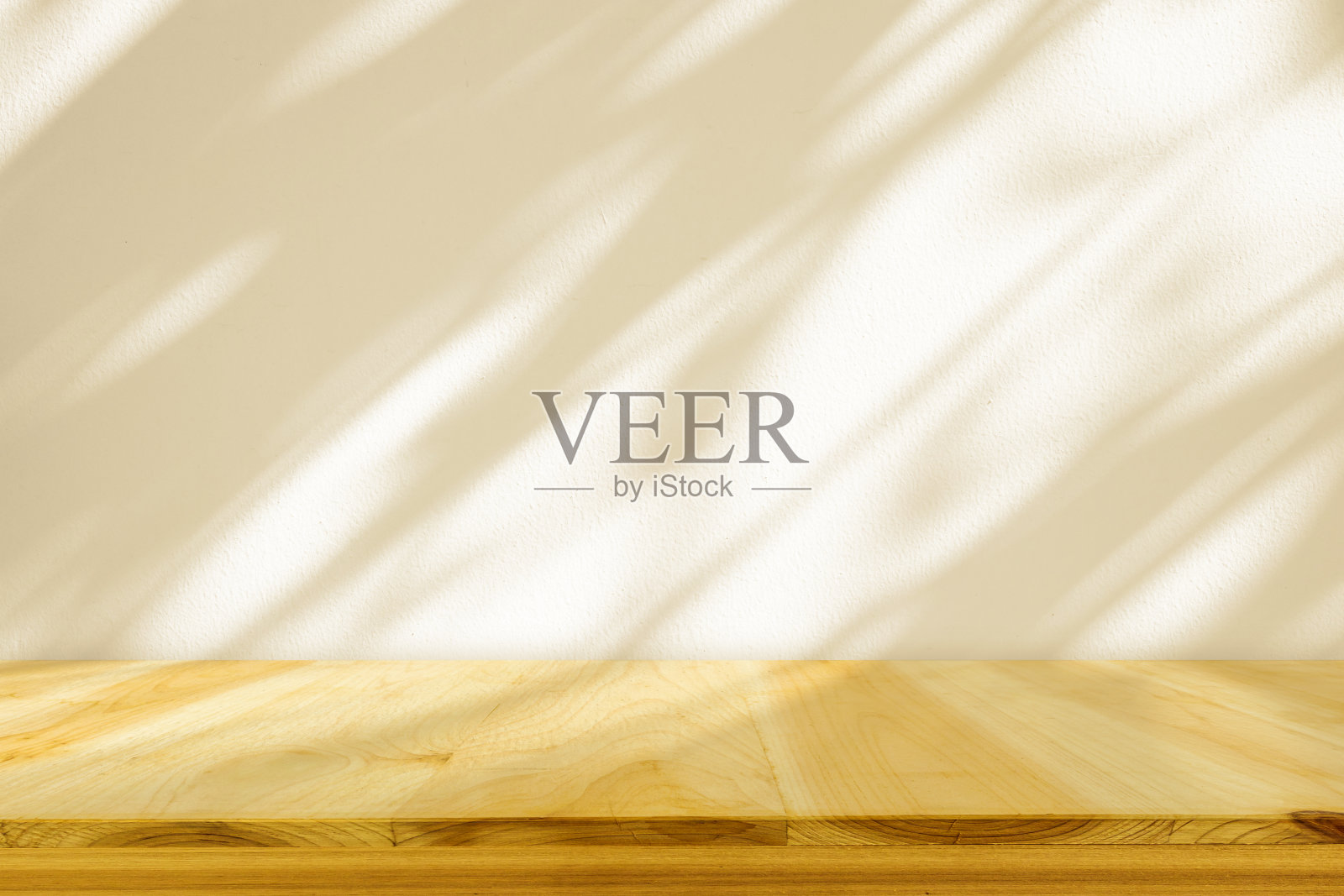 空木桌面米色墙壁纹理与树叶阴影背景照片摄影图片