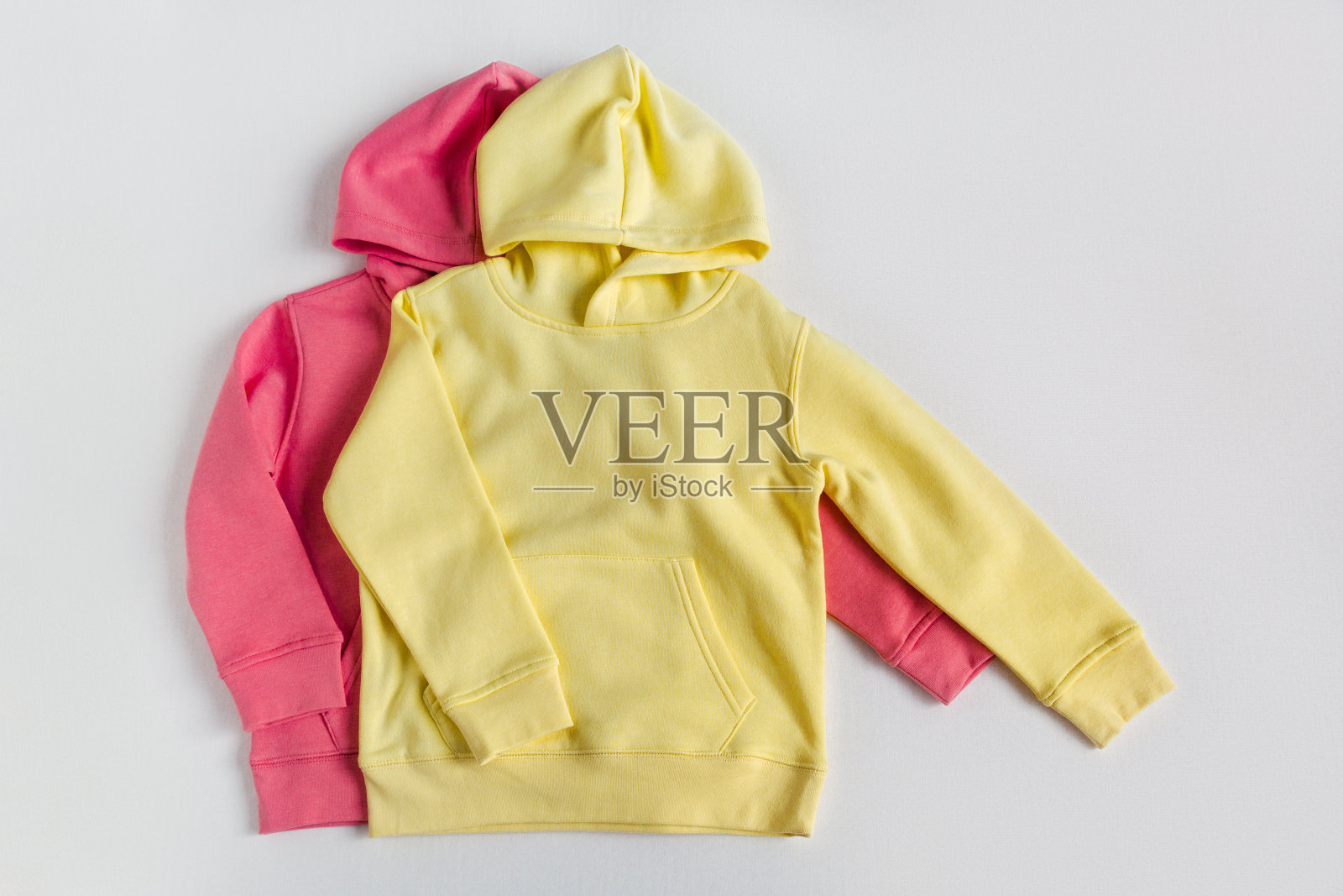 黄色和红色卫衣在白色背景上的模型。模板运动衫前面的设计和印刷。服装时尚，风格休闲。基本的时尚服装。照片摄影图片