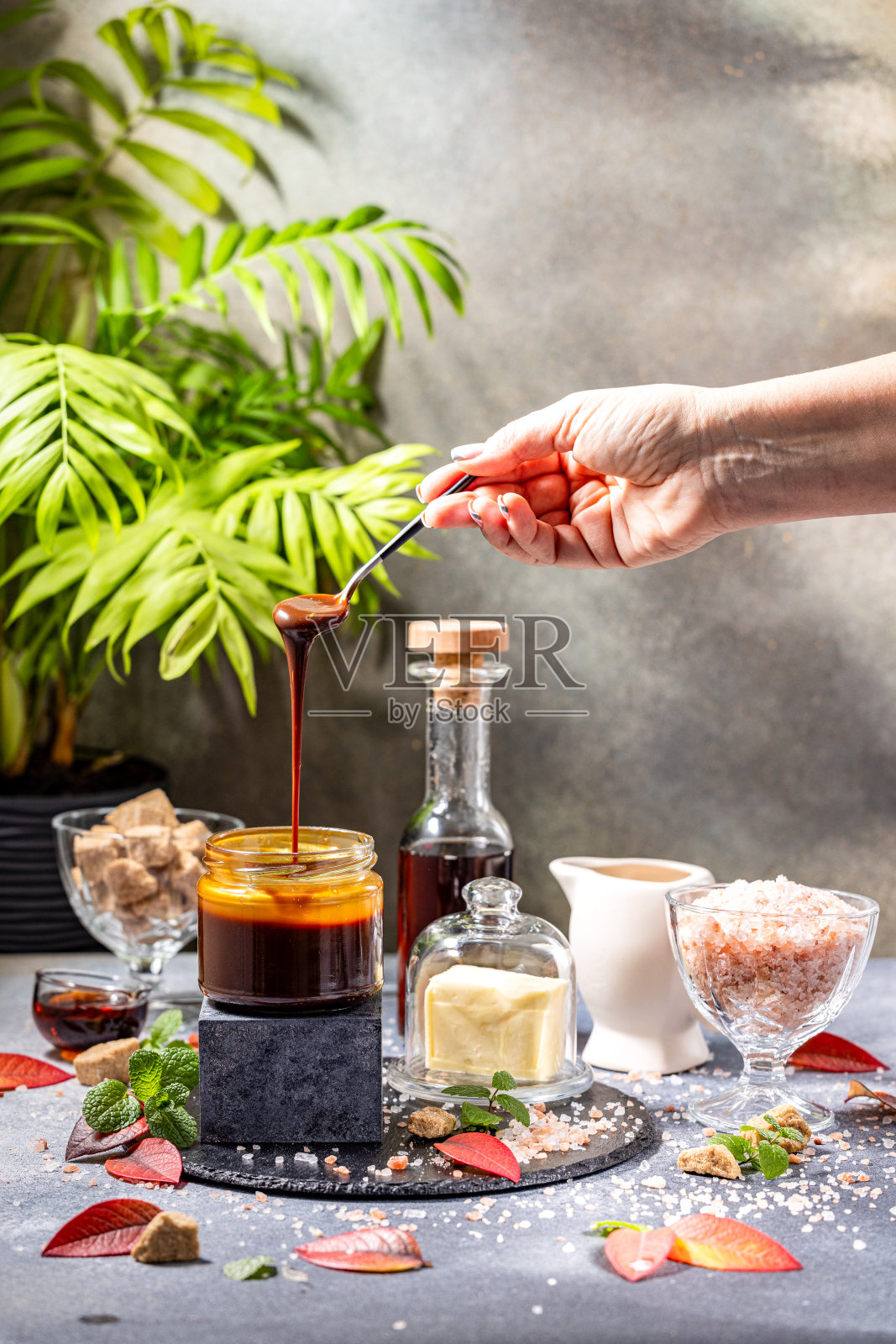 盐焦糖及其制备原料照片摄影图片