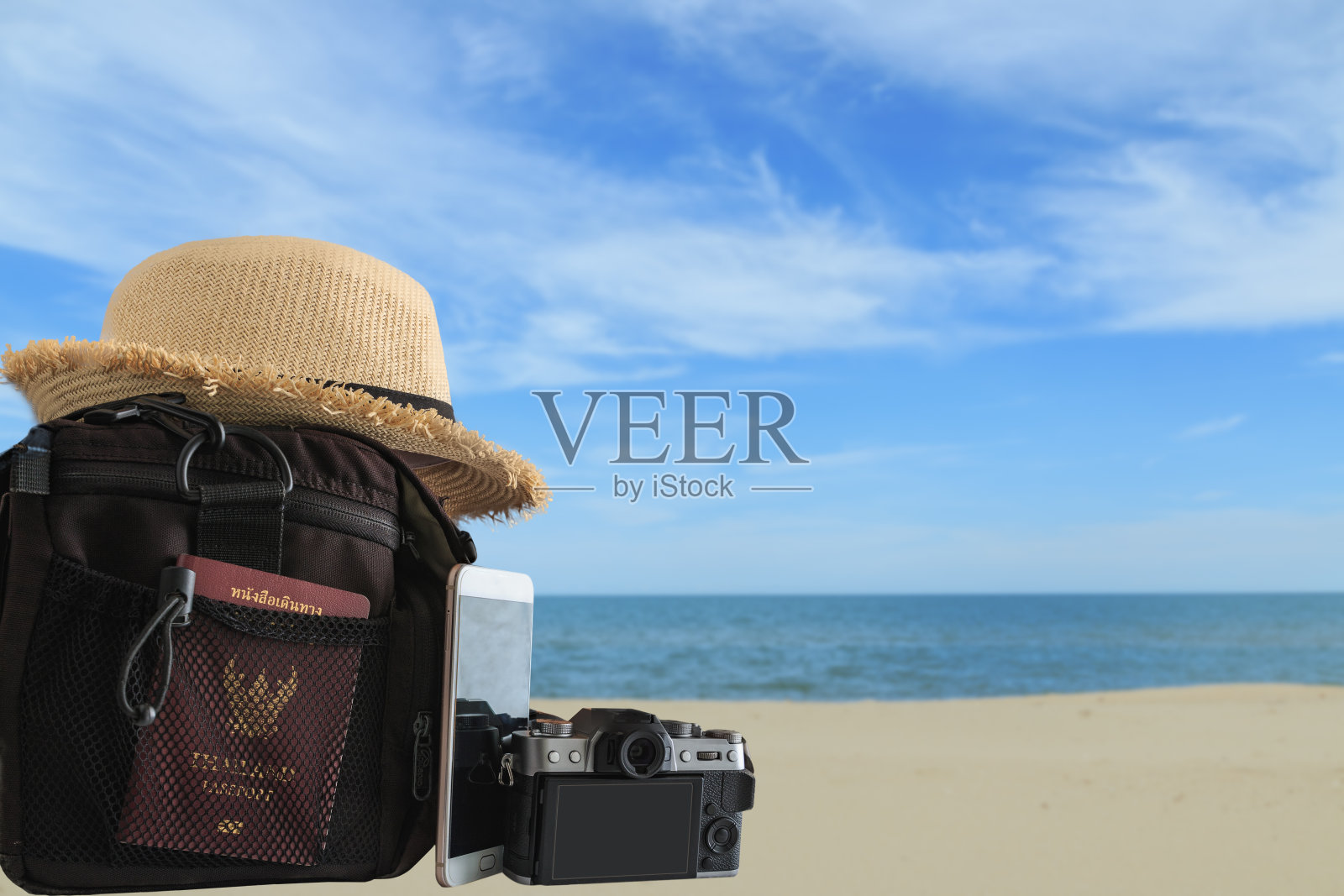 带相机、智能手机的旅行概念设计照片摄影图片