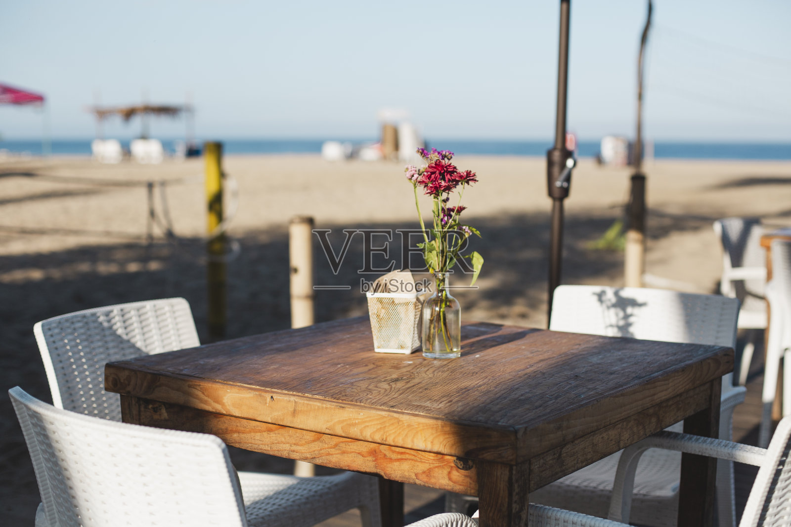 海滩上的餐桌照片摄影图片