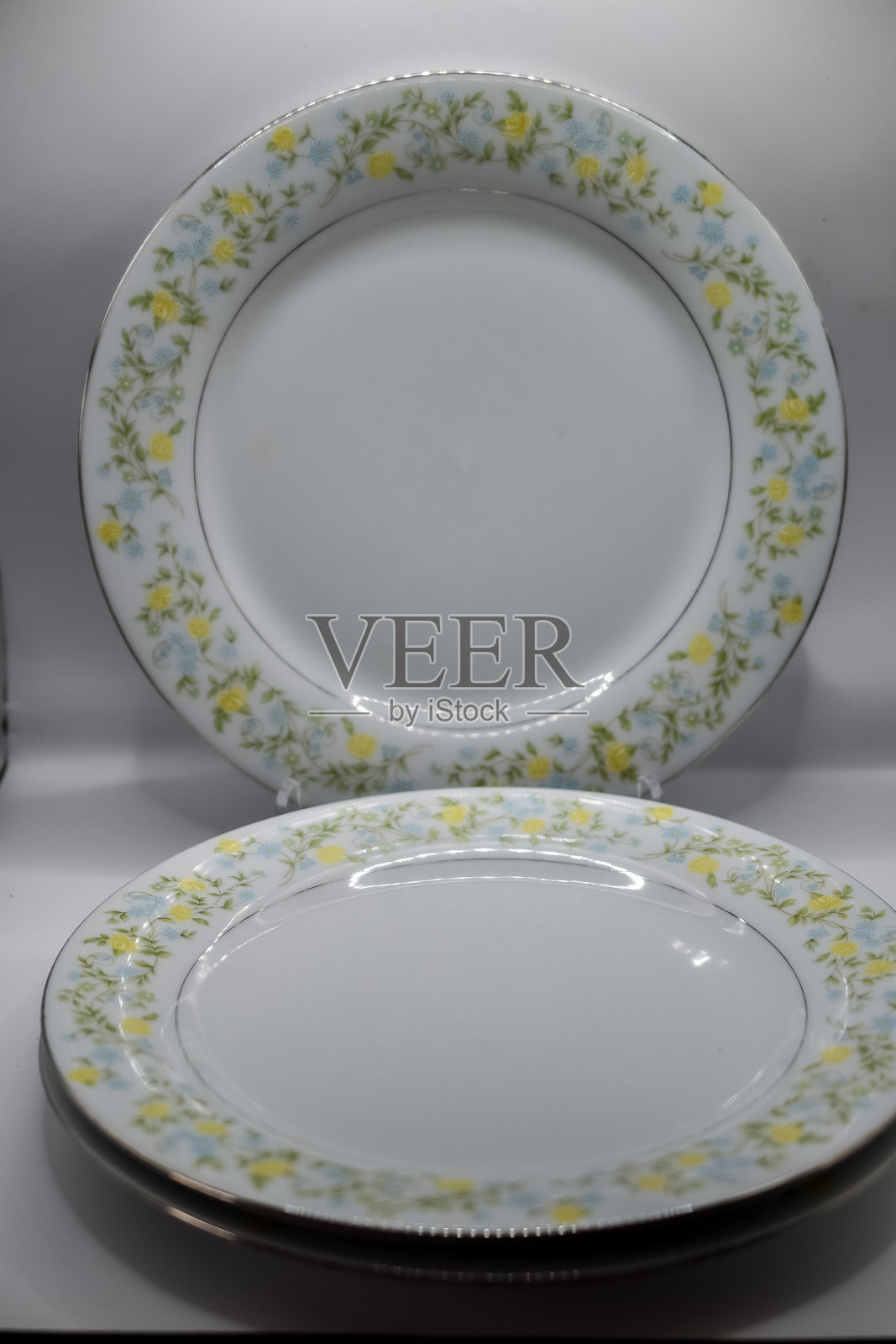 复古陶器套装与花卉图案照片摄影图片