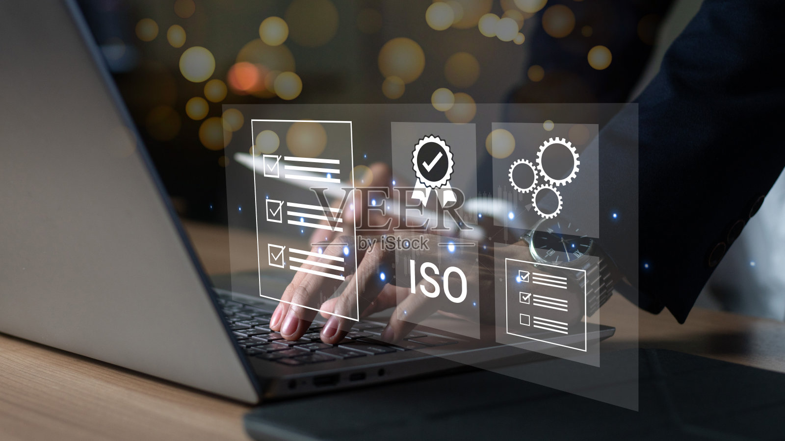 ISO标准质量控制、保证和保修经营的技术理念。商人使用笔记本电脑与质量保证和文件图标的ISO照片摄影图片