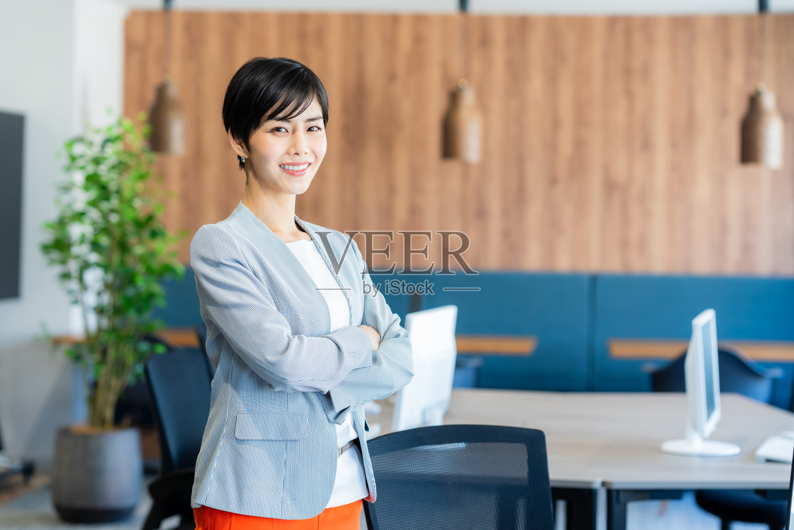 在办公室工作的女商人照片摄影图片