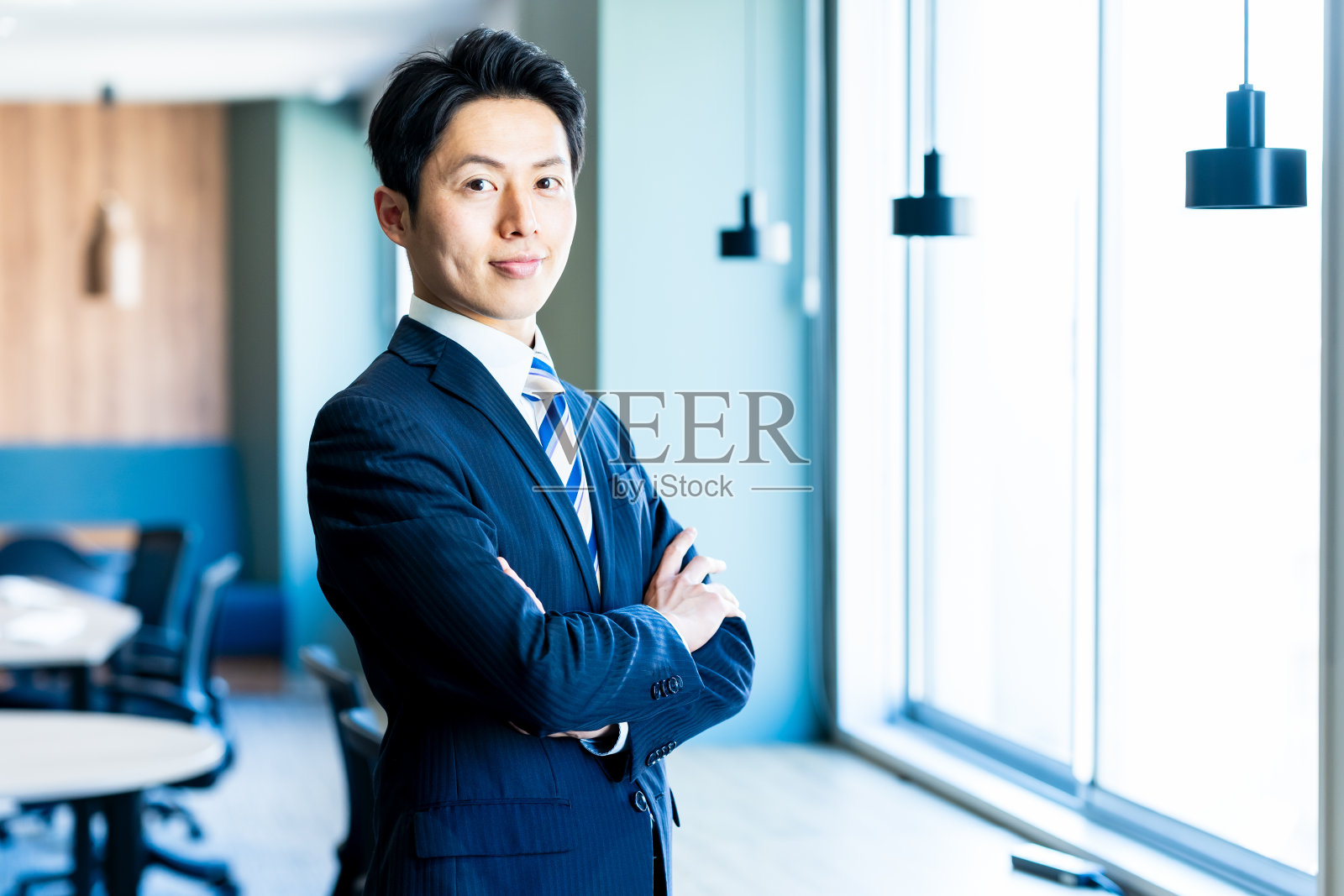 在办公室工作的商务人士照片摄影图片