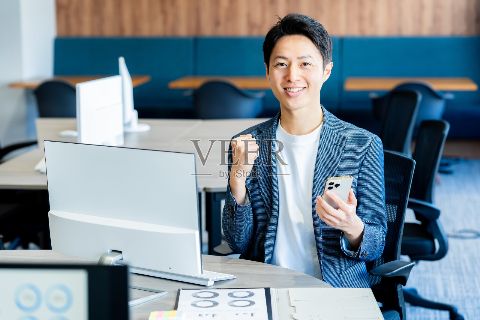 在办公室工作的商务人士照片摄影图片